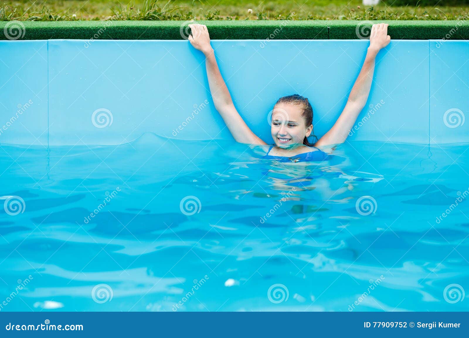 Девушка в бассейне. Девушка подросток в бассейне. Девочки подростки в бассейне. Аквакидс абакан бассейн. Девочки подростки в бассейне.