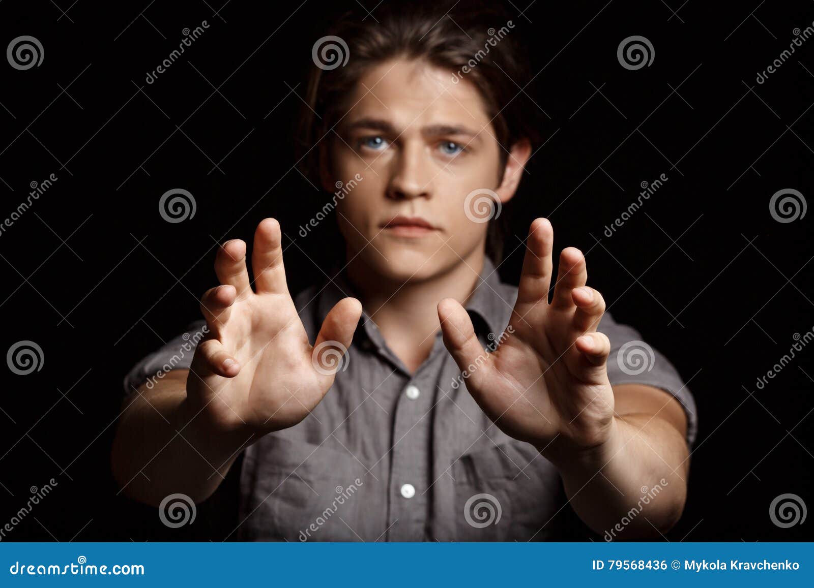 руки арт. лица тянущую руки к. рука тянется. человек с рукой вперед. человек тянет руку к экрану.