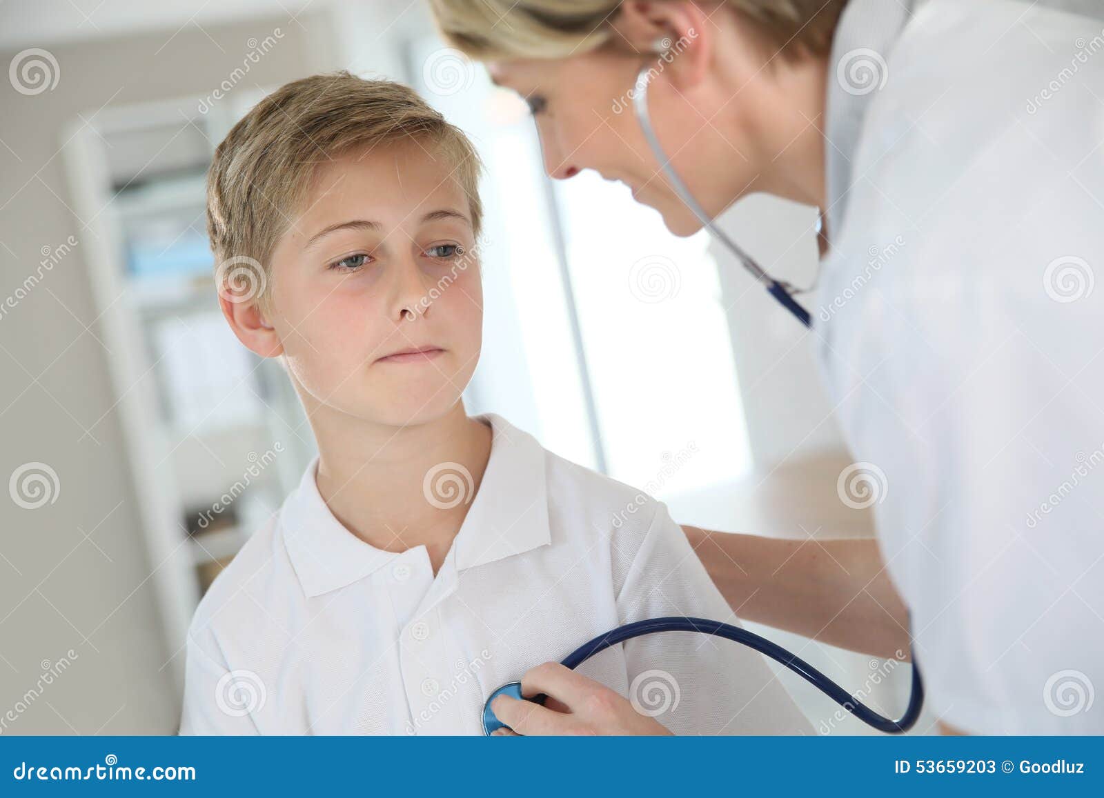 Гол осматривает врач