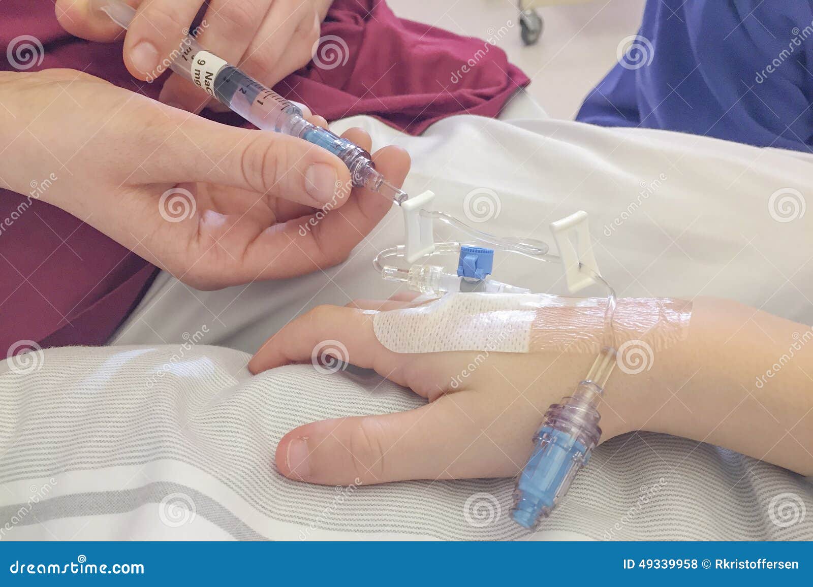 укол в вену от алкоголизма медтайм. внутричвеная инъекции. укол в вену от алкоголизма медтайм. шприц для внутривенных инъекций.