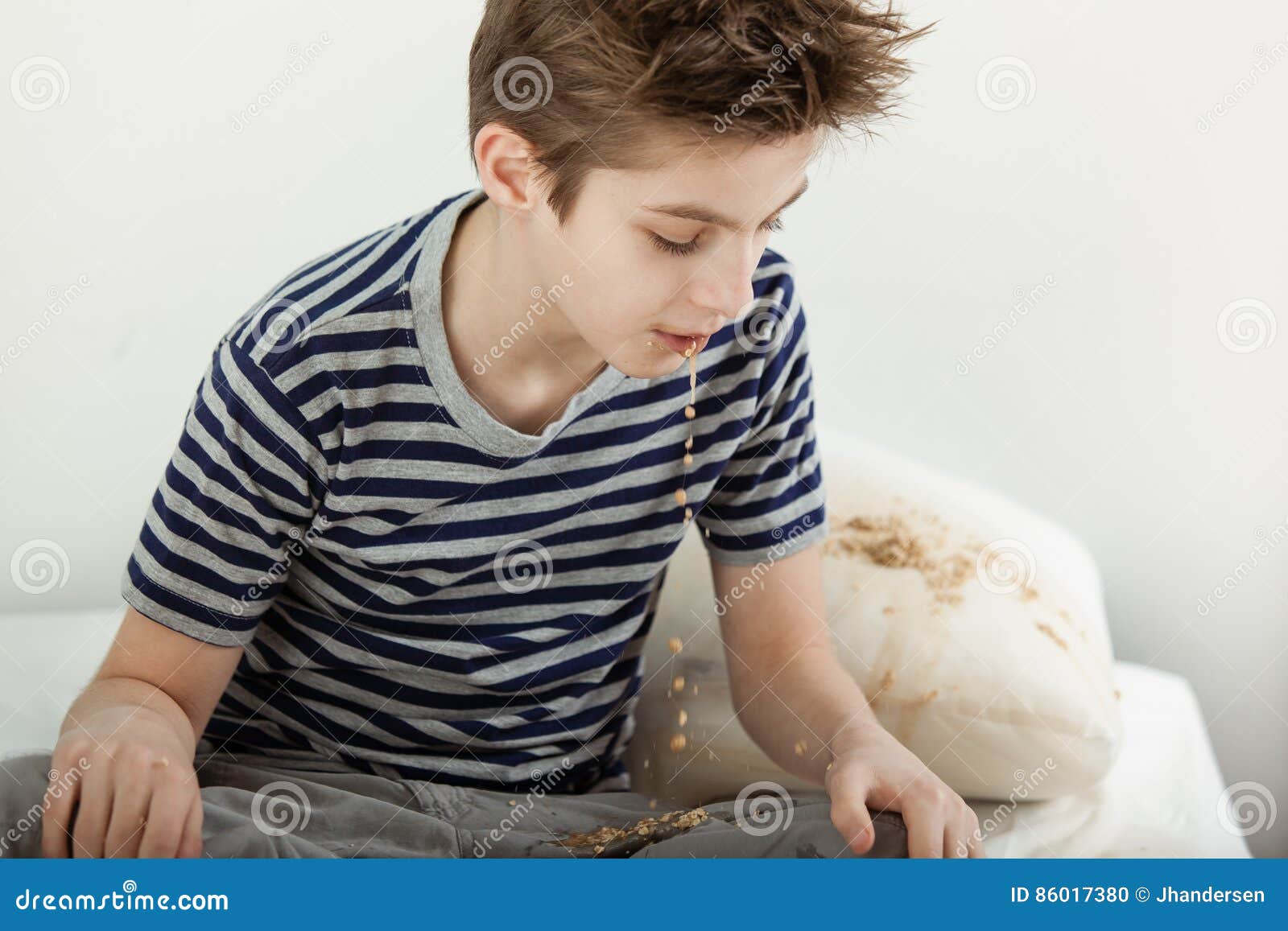 рвота мультяшная. больной мальчик кашляет. рвота мультяшная. вырвать мальчик. вырвать мальчик.