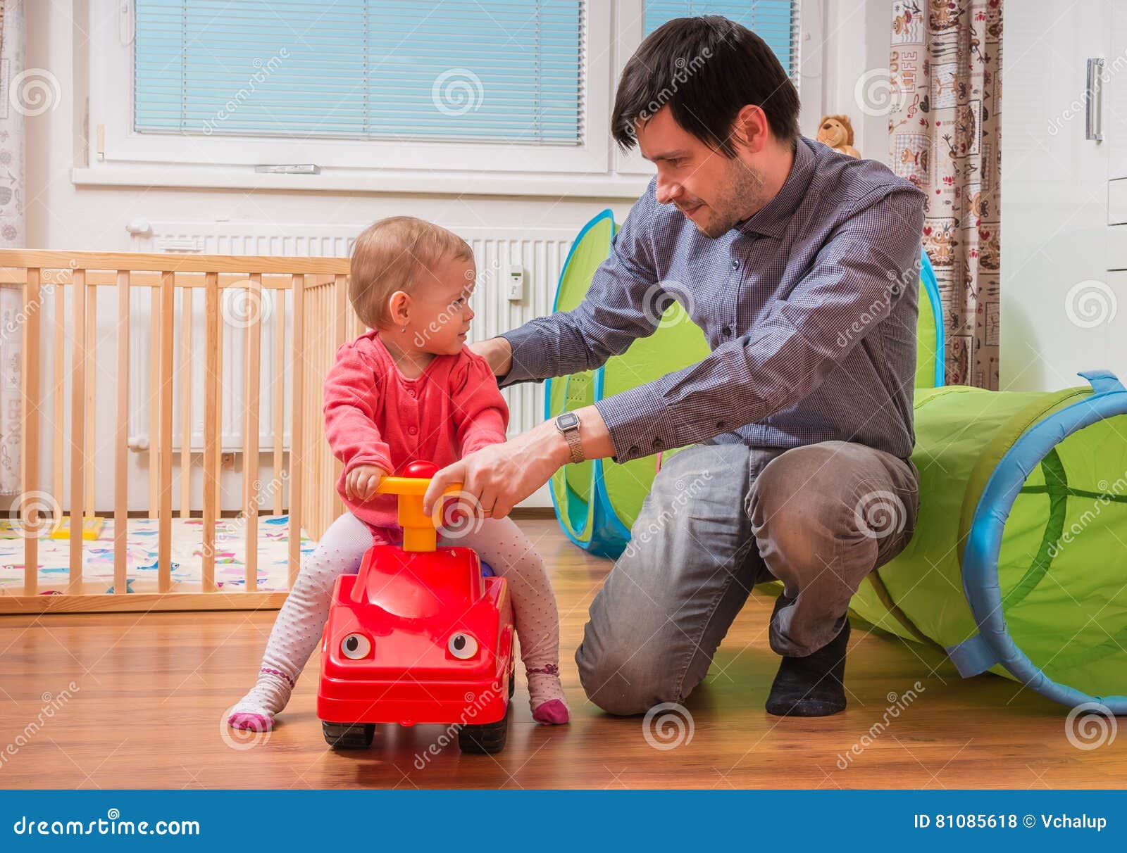 Игру папы и дочки замки. Дочка играется с отцом. Папа играющий с дочкой. Отец с дочкой играются игрушки. Папа с дочкой играют в машинки.