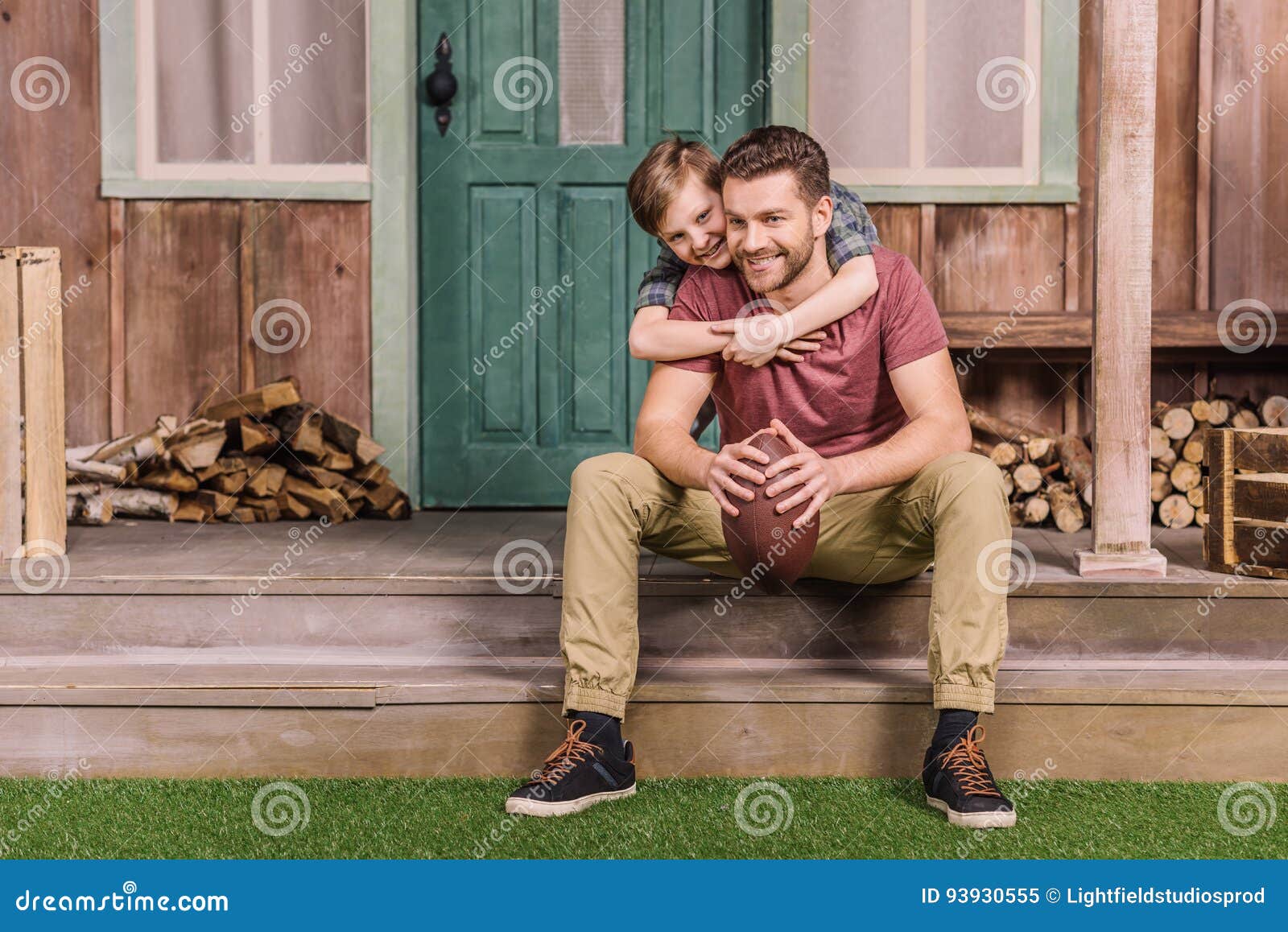 дети на крыльце дома в деревне. парень и девушка на крылечке деревенского дома. мальчик сидит на крыльце. парни на крылечке. на крылечке в деревне.