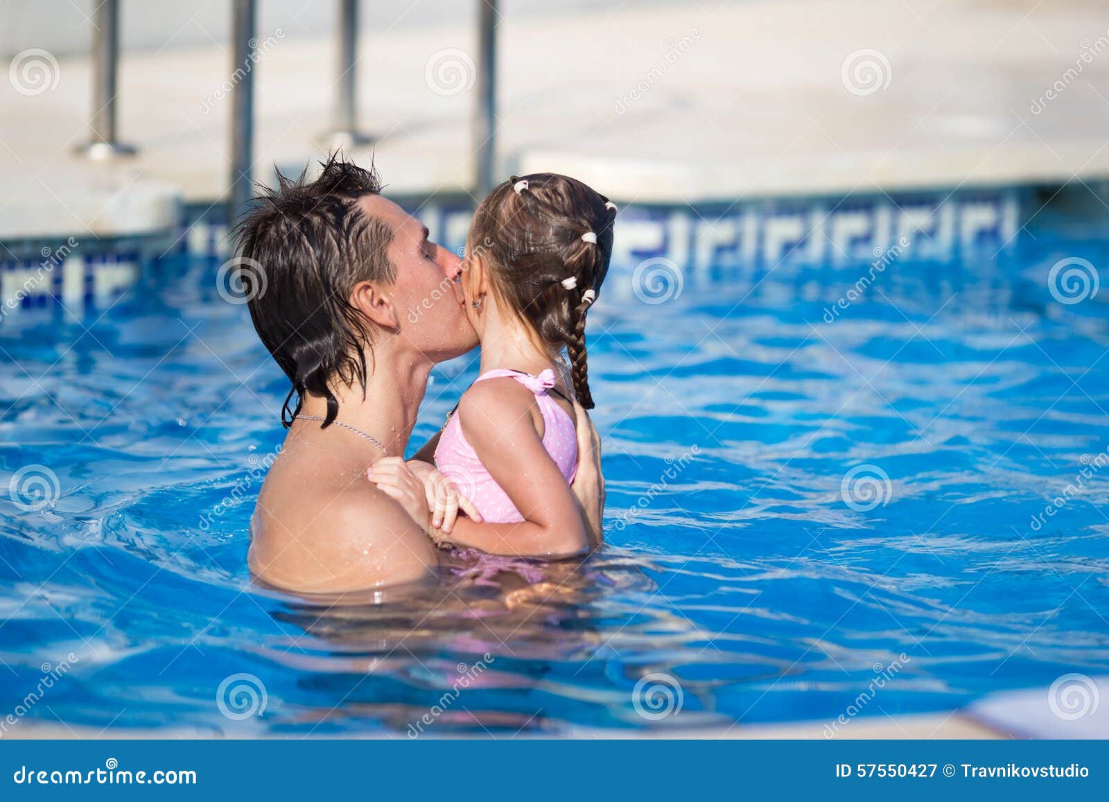 Девушка с дочкой в бассейне. Дочь купается в бассейне. Девочки с папами в бассейне. Отец с дочкой в бассейне. Папа купает дочку