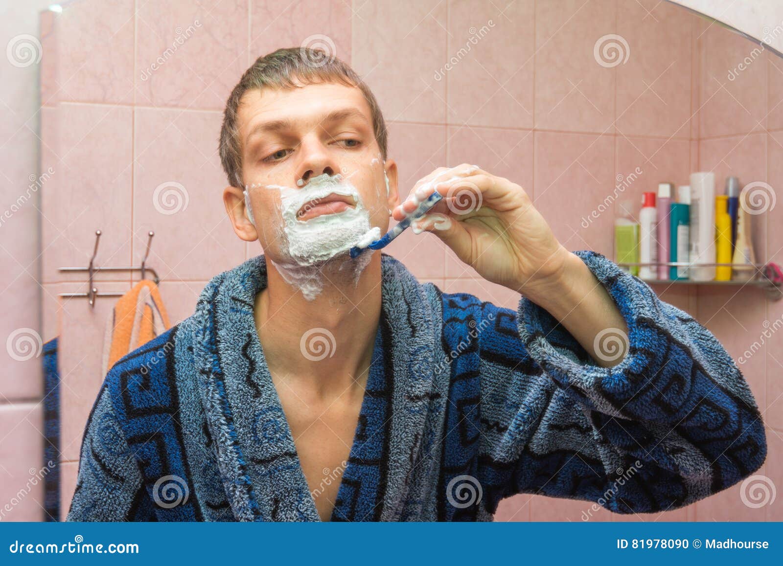 Мужчина бреет видео. Мужчина бреется. Мужчина бреется в ванной. Мужчина бреется перед зеркалом. Молодой парень бреется.