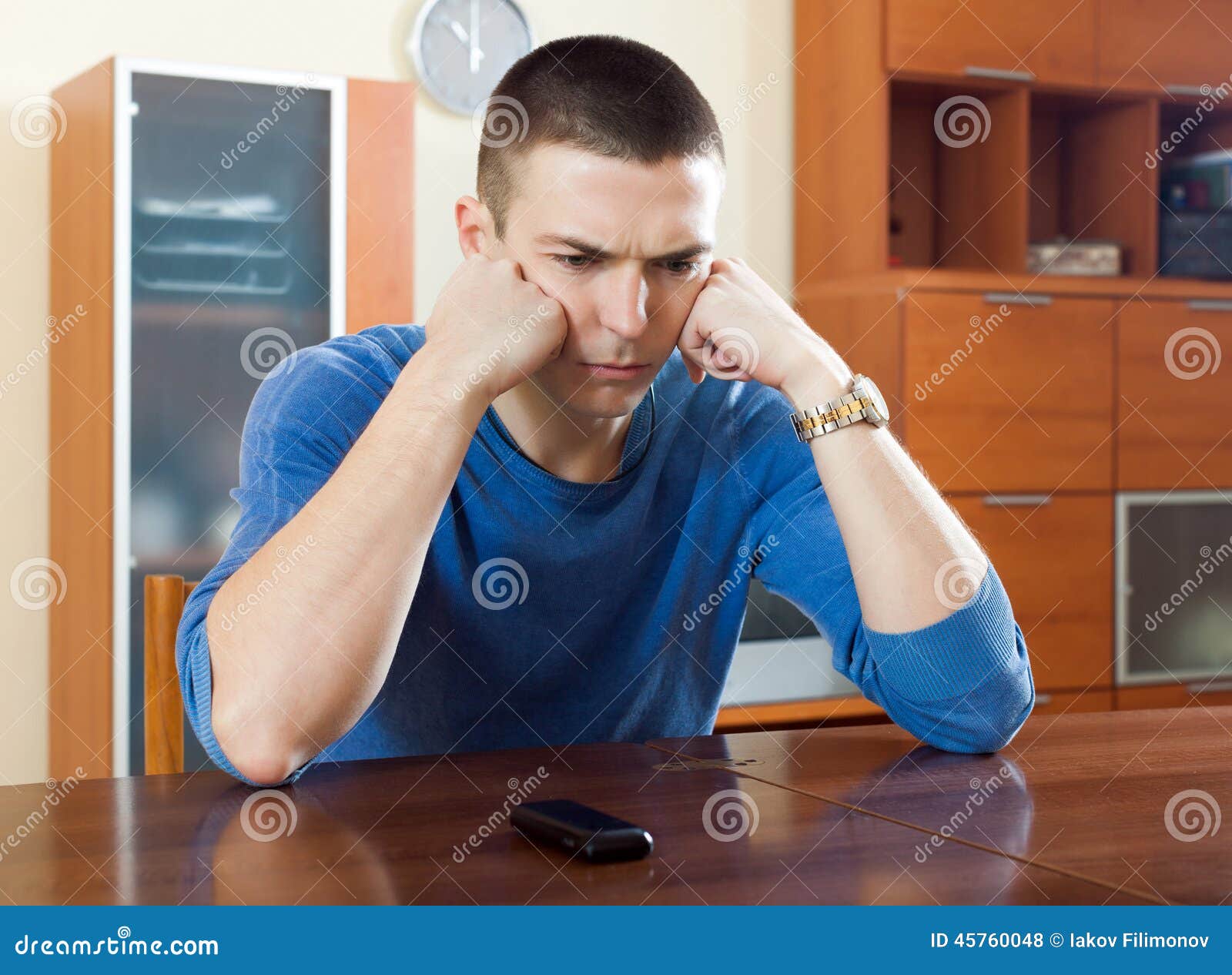 Человек с телефоном. Молодой звонок. Молодой человек с телефоном. Грустная женщина. Девушка ждет звонка.