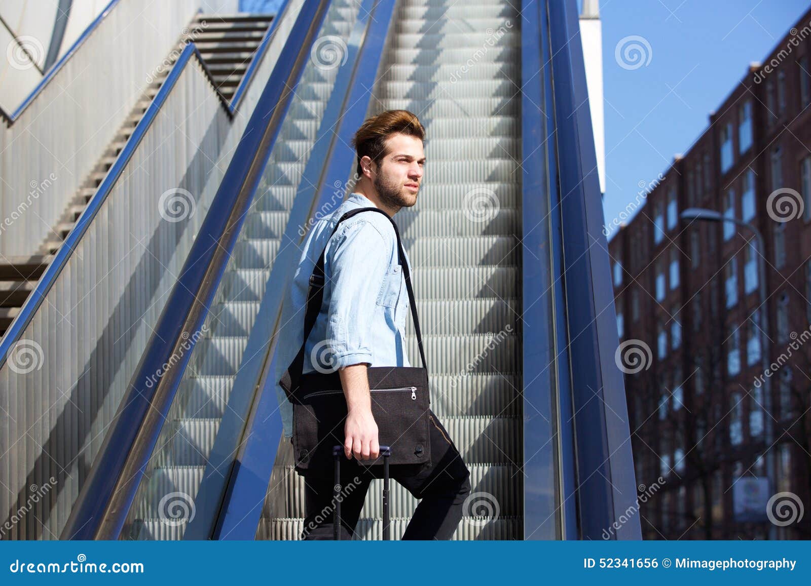 Поднимается по ступеням. Поднимается по лестнице. Люди на эскалаторе. Девушка на эскалаторе. Бег по ступенькам.