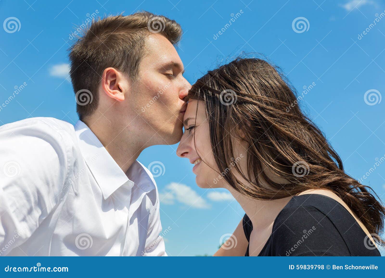 Мужчина целует женщину в лоб. Мужчина целует в лоб что это. Мужчина целует в лоб что это. Целует в лоб. On delusion.
