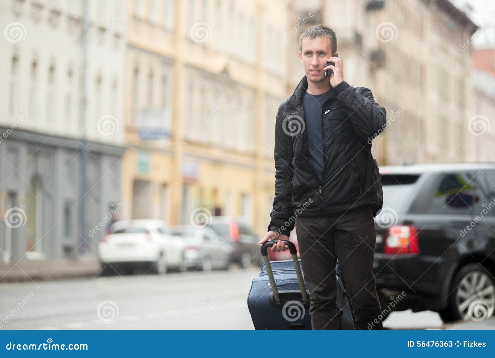 Говори улицу. Путешественник говорит по телефону. Man talks on the Phone in the Street. Talking on the Phone in the Street. Person Walking while talking on Phone.