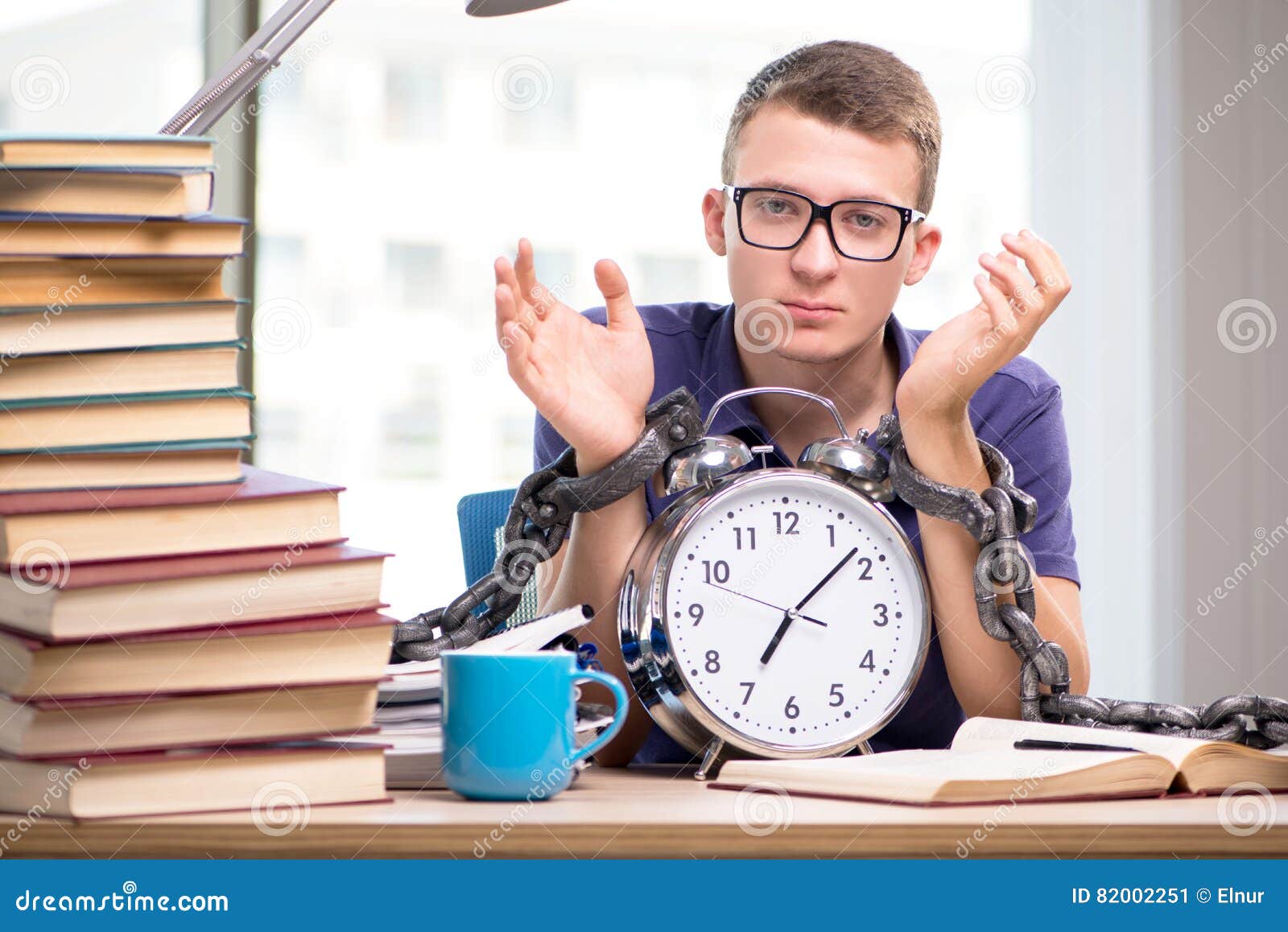 Работает и успевает учиться. Женщина устала. Бизнес ассистент. Как все успеть ученику. Стресс у студентов.