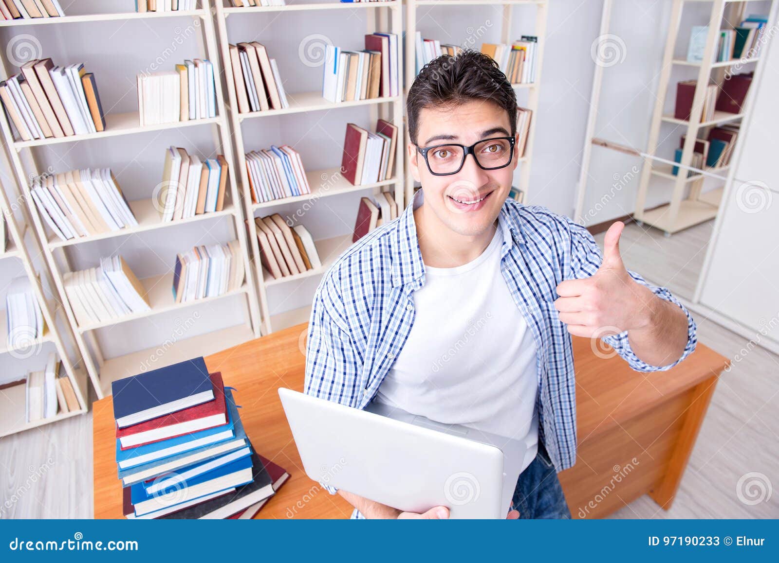 британский студент готовится к экзаменам. Prepare student's book. подготовка к экзаменам фотосток. Prepare for exams. книга человек.