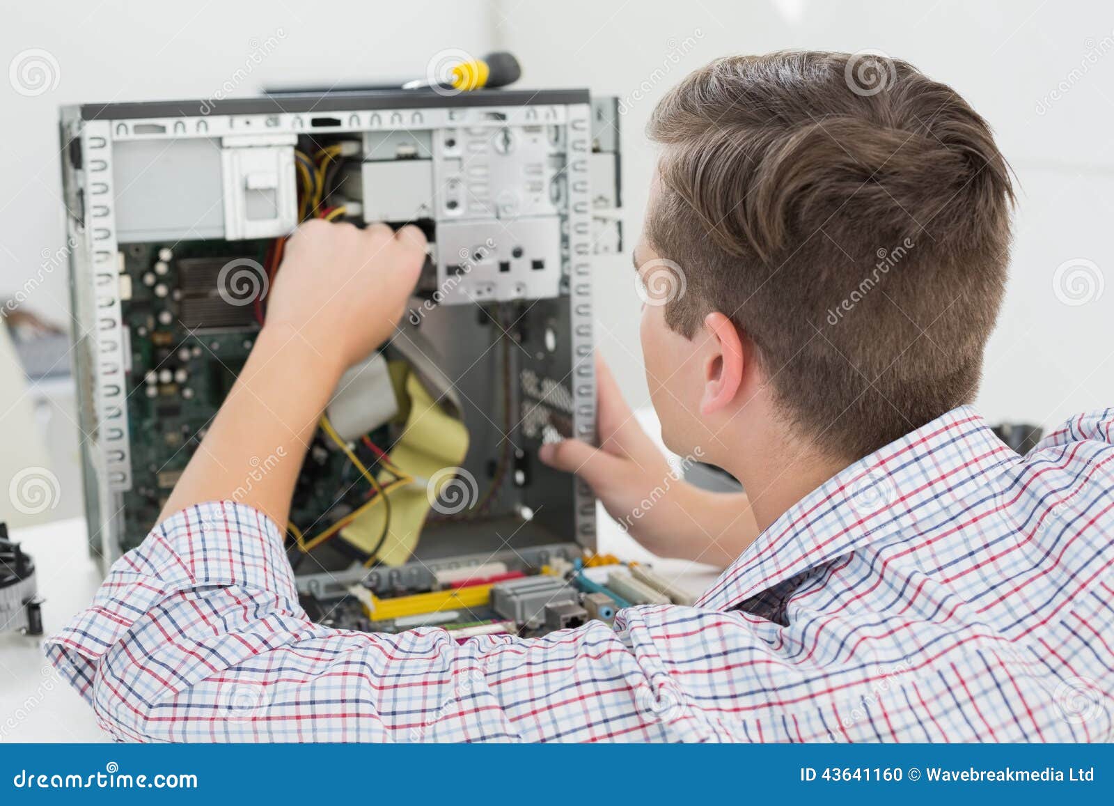 чинит комп. человек ломает ноутбук. неисправный компьютер. со сломанным компьютером. улучшение компьютера.