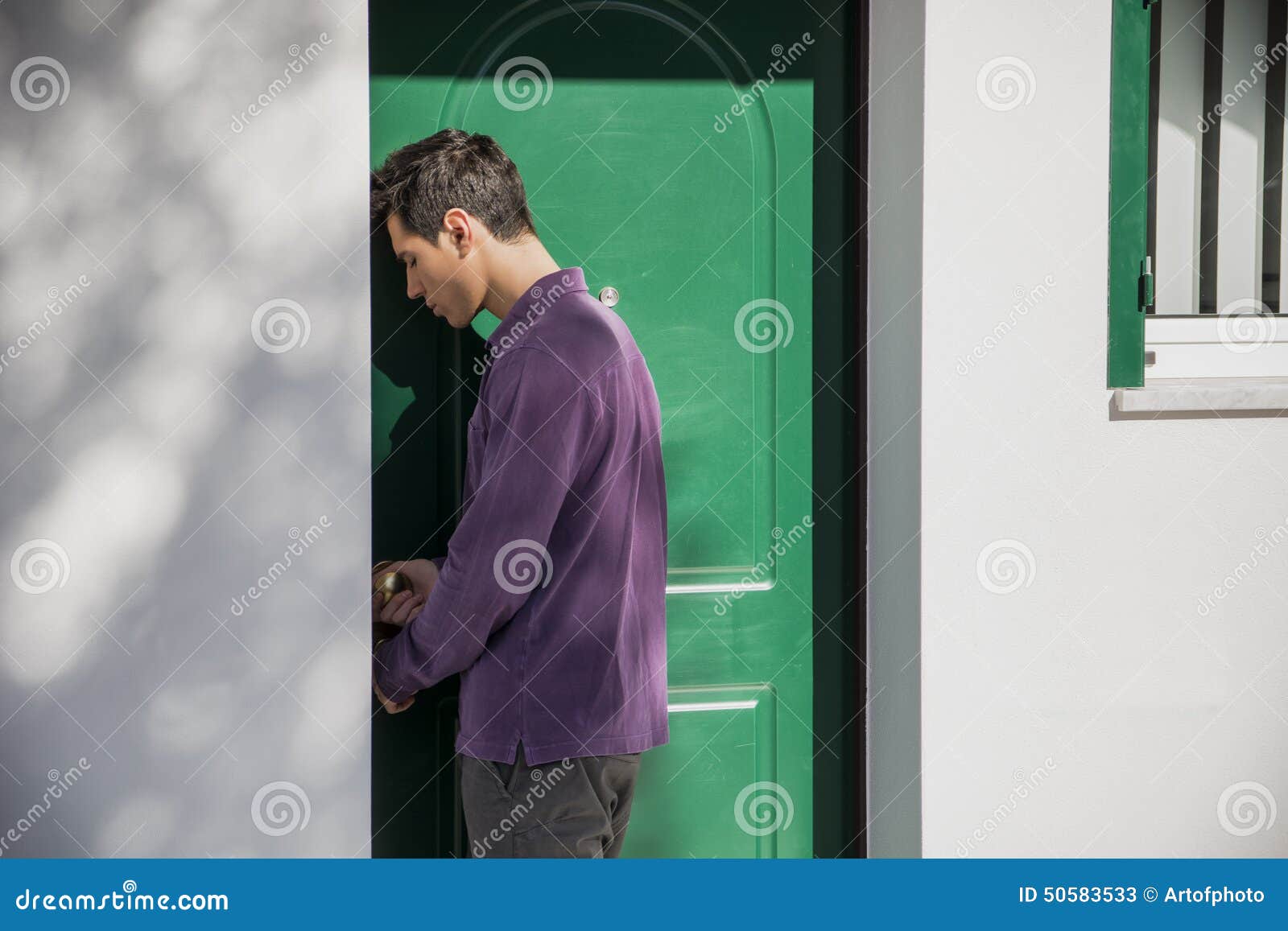 Enter for man. Enter for man. Enter for man. Довольный человек в костюме. Человек заходит в дверь.