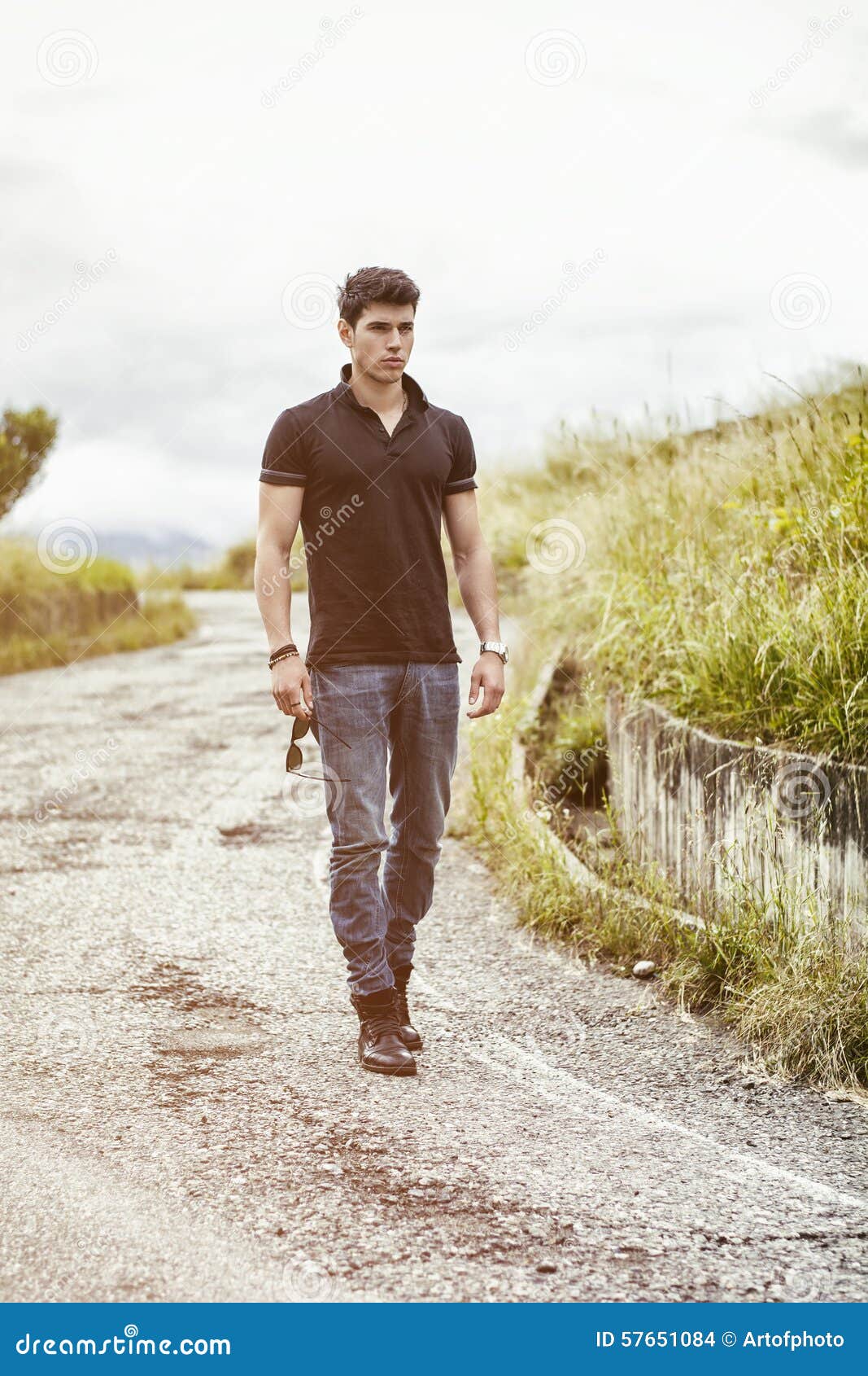 Человек шагает. Стремление человека. Человек идет по дороге. Дорога к цели. Человек идет по дороге.