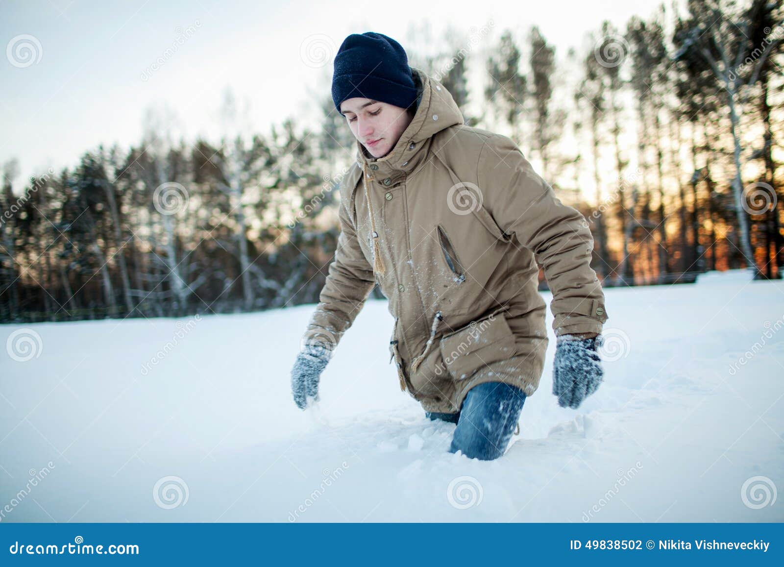 Пробираюсь по сугробам. Человек идет по сугробам. Парень зимой на улице. Мальчик идет по сугробам. Пешком по снегу.