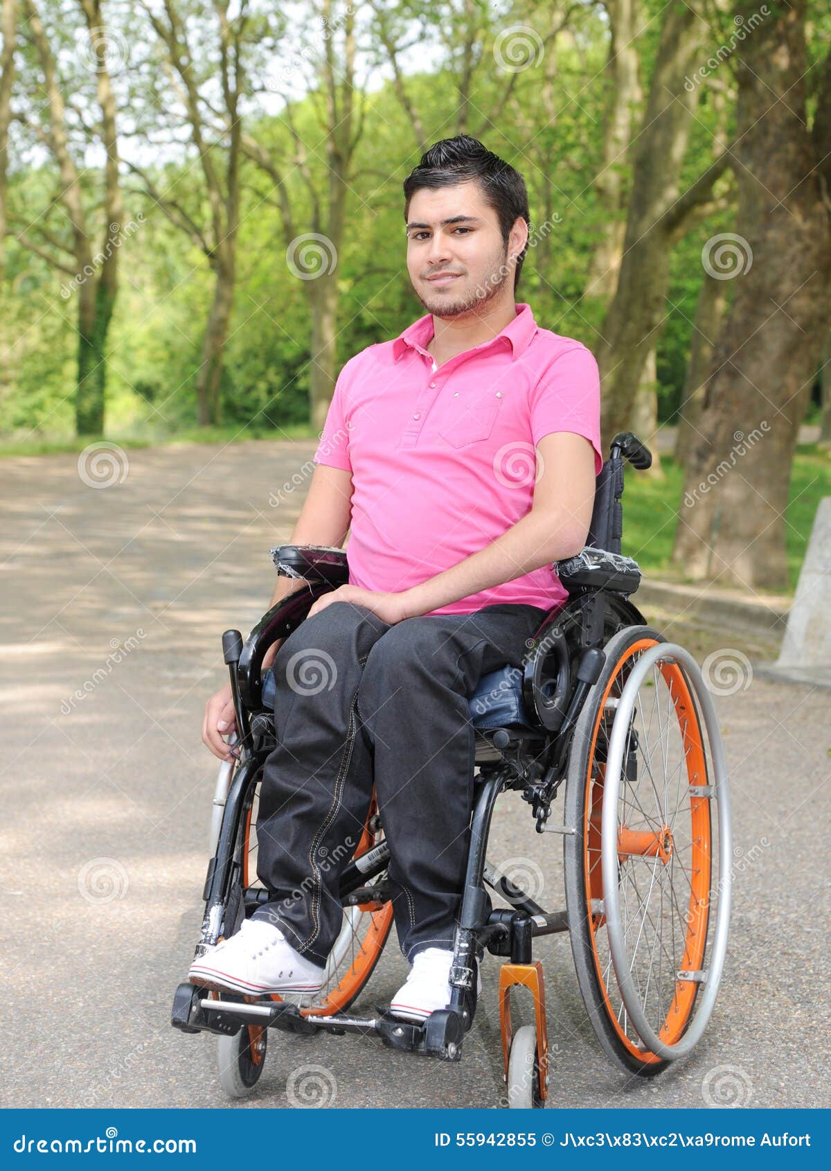 Парень инвалид. Мужчина с коляской. Мужчина в инвалидной коляске. Парень в инвалидном кресле. Парень в инвалидном кресле.