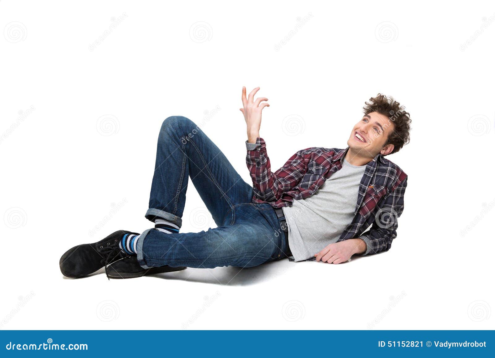 мужчина облокотился. мужчина опирается. мужчина облокотился на руку. человек облокотился на стол. облокотился локтем.