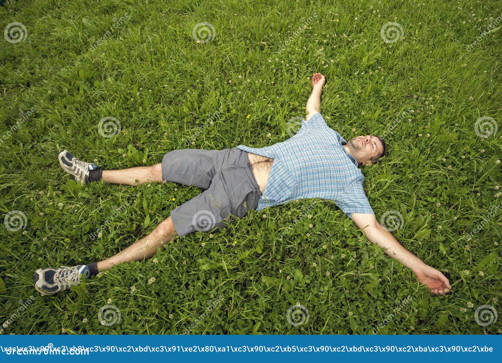 Лежит над человеком. Человек лежит на траве. Мужик лежит на траве.