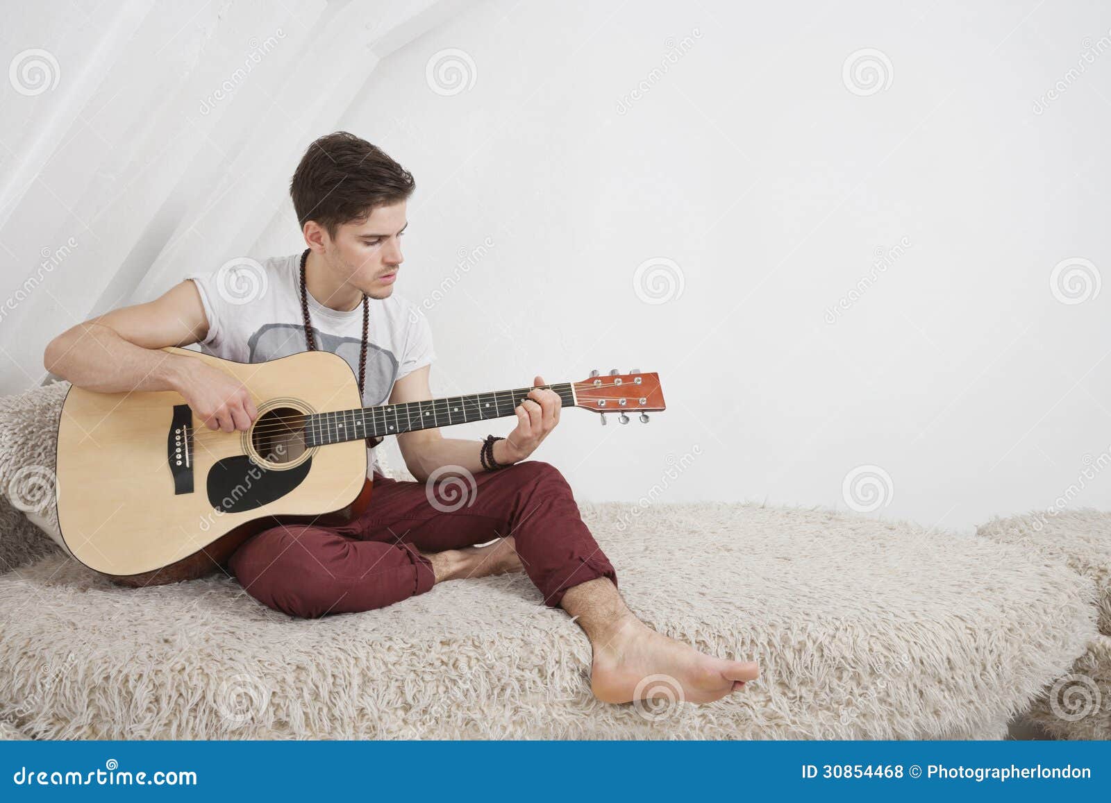 Песня он парень молодой. Подросток с наушниками. Красивые молодые песня. Блоггер поет каверы парень. Красивые молодые песня.