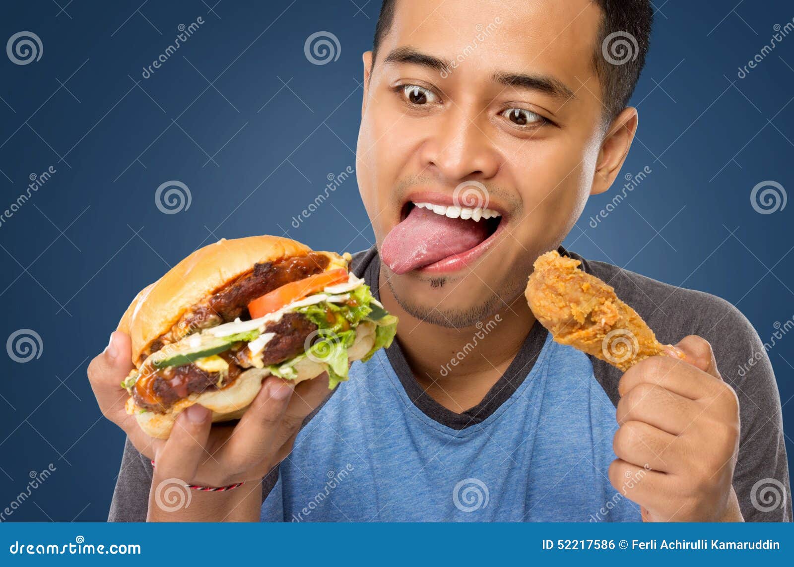 Мужчина ест гамбургер. Мужчина ест. Человек с бургером. Человек с едой. Человек который быстро ест.