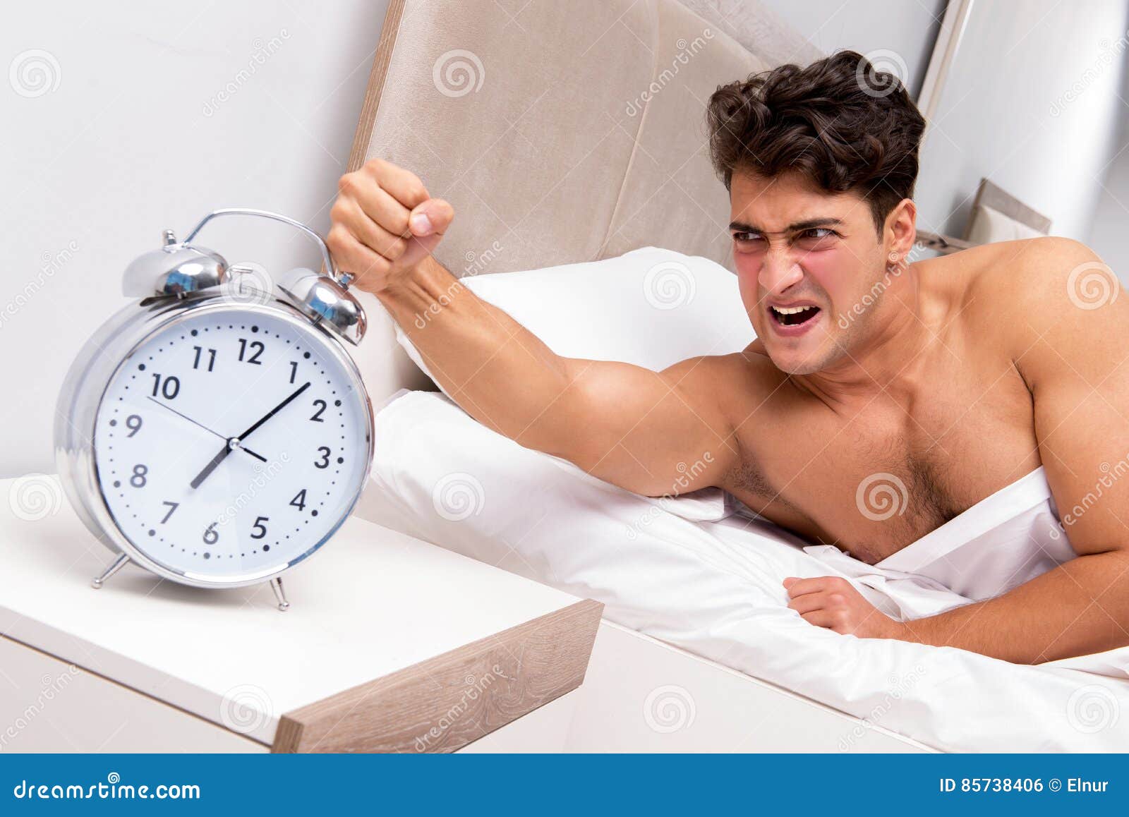 С. Парень проспал. Мужчина у которого не встает. Парень проспал. Парень проснулся.