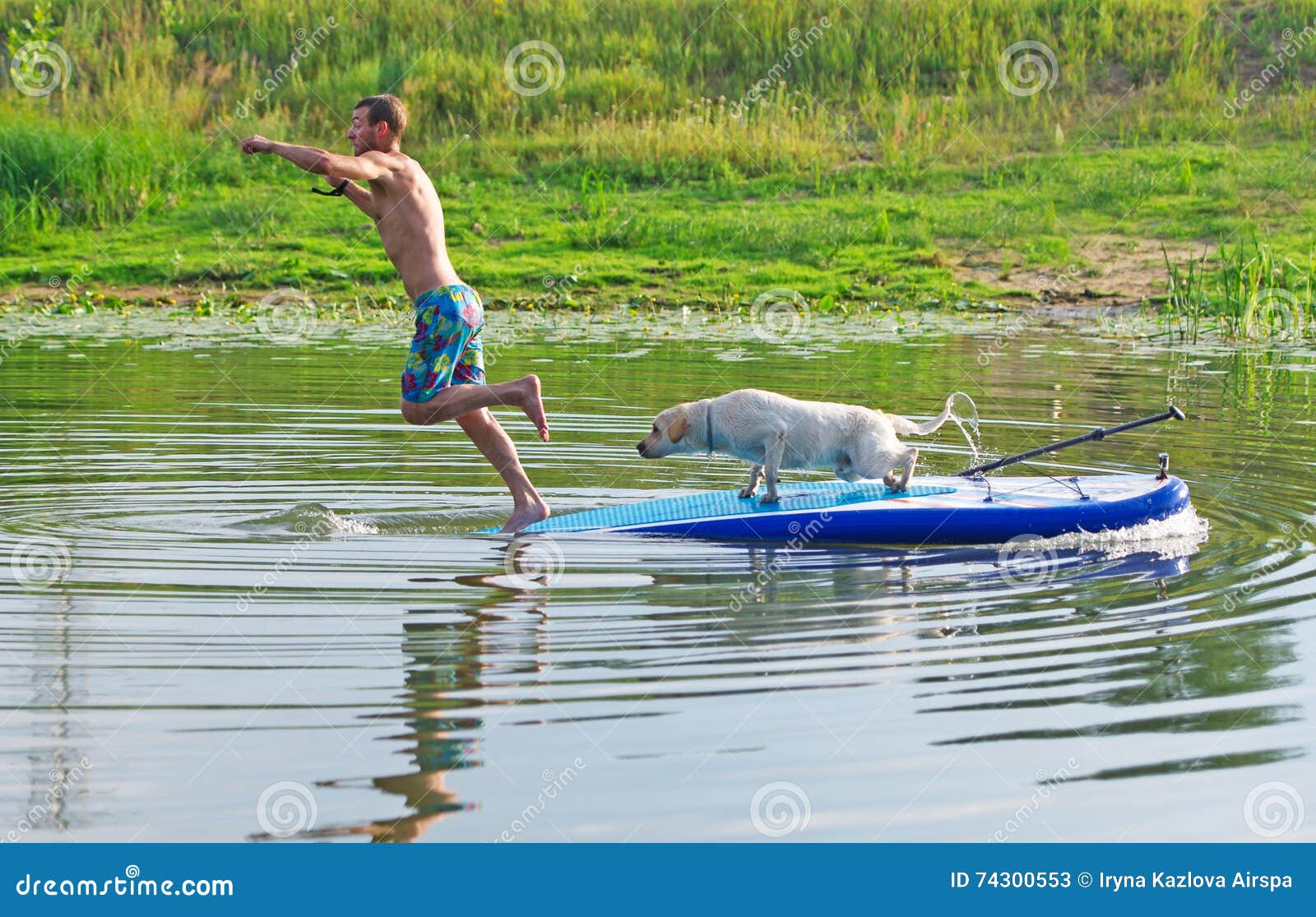 человек отталкивает веслом бревно от лодки. человек отталкивает веслом бревно от лодки. мужчина с веслом. дмитрий войтишкин белорусский гребец-каноист. самодельный плотик для рыбалки.