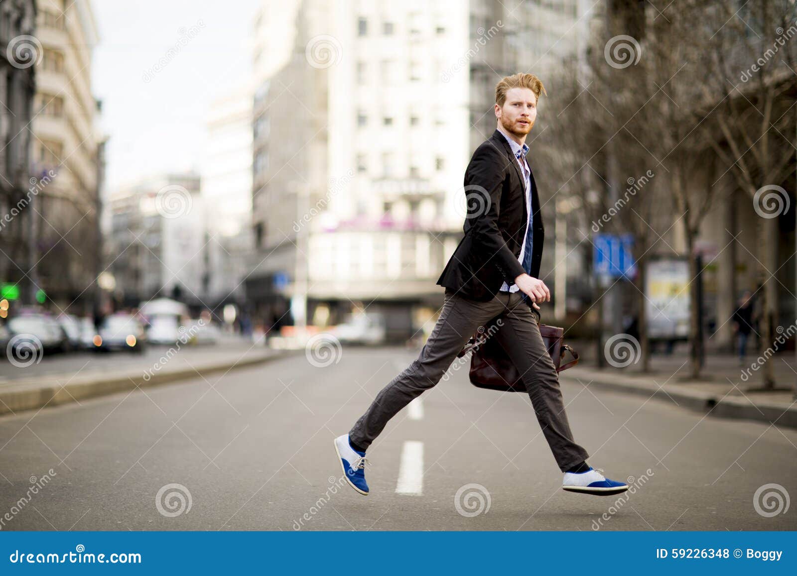 парень идет по улице поет. мужчина на улице. мужчина идет спиной. люди на улице. парень идет.