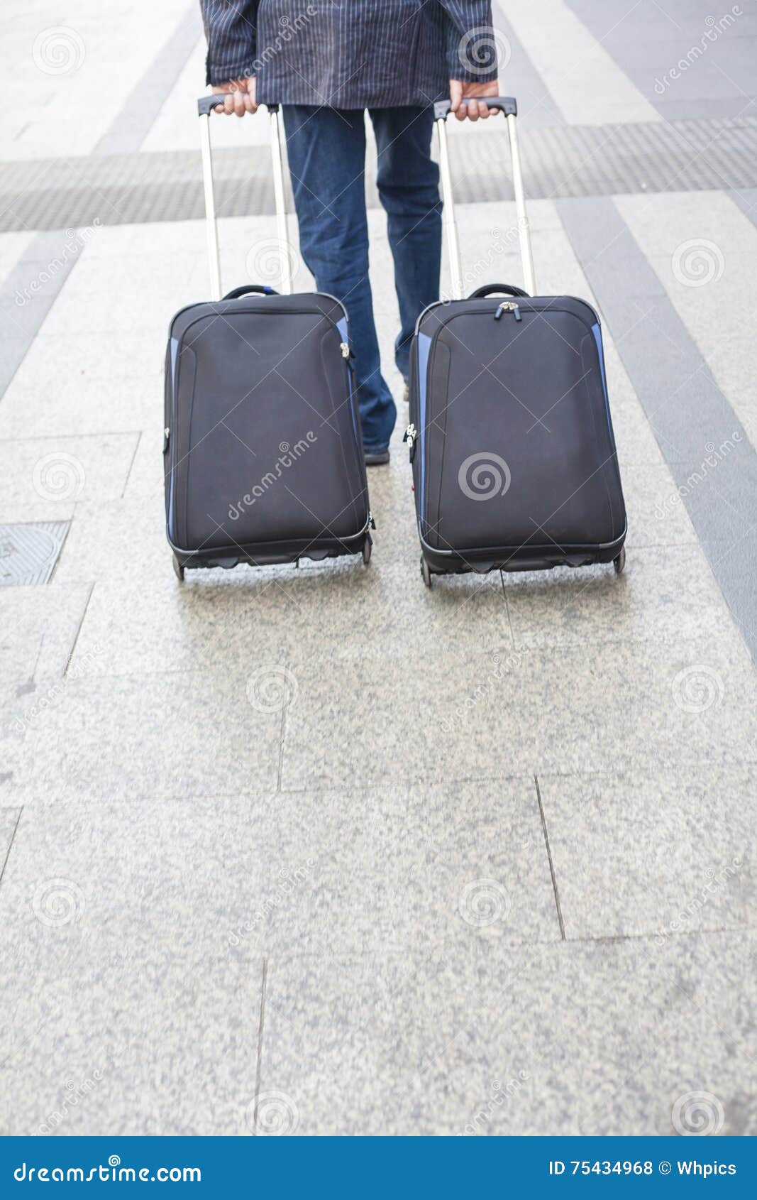 Два человека с чемоданами. Собранные чемоданы. Чувак с чемоданом. Мужчина с чемоданом. 2 человека с чемоданами.