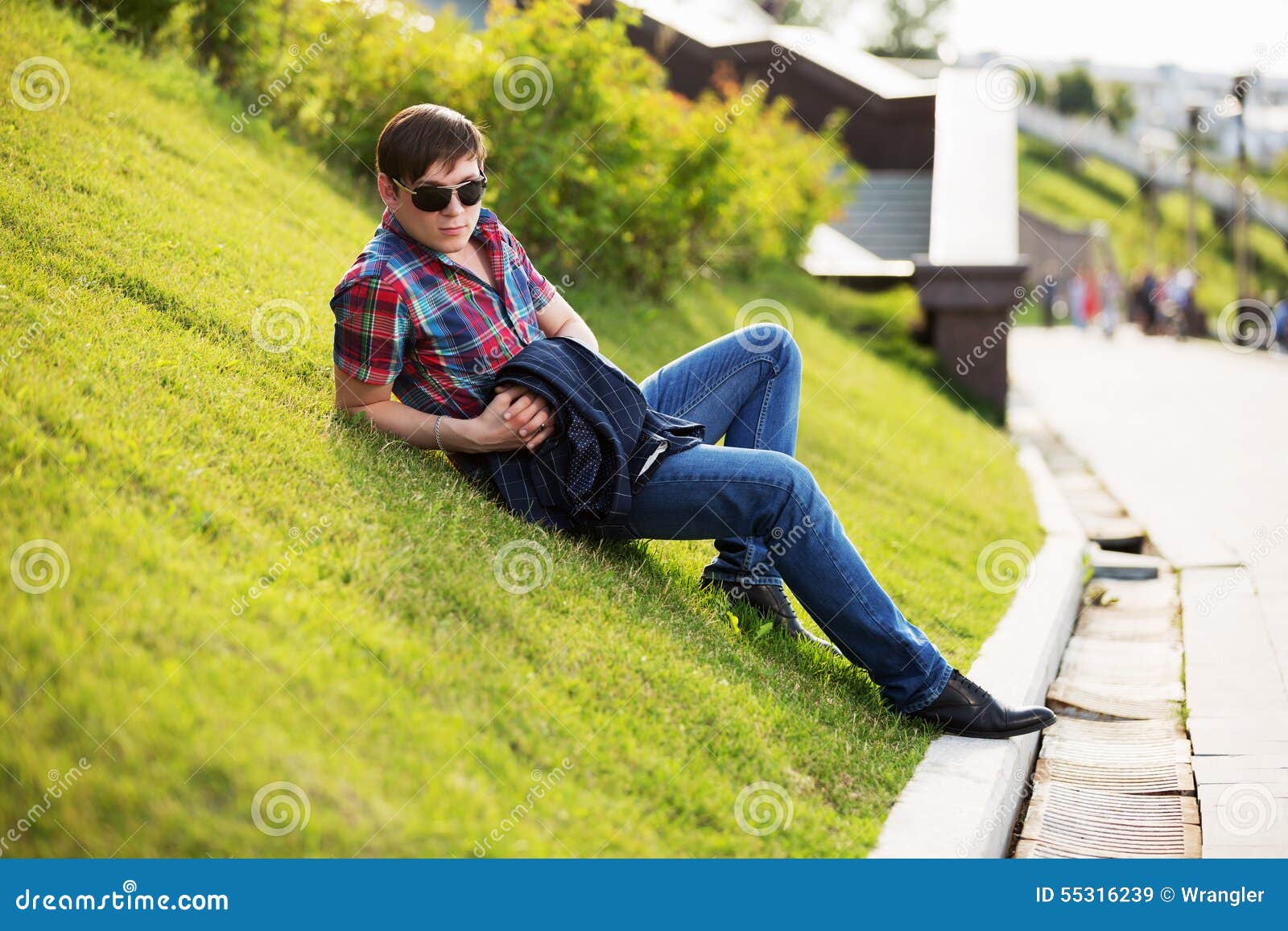 I to sit in the waiting. Женщина со светлыми волосами сидящая на стуле. Пустой стул при тревожности. I to sit in the waiting. I to sit in the waiting.