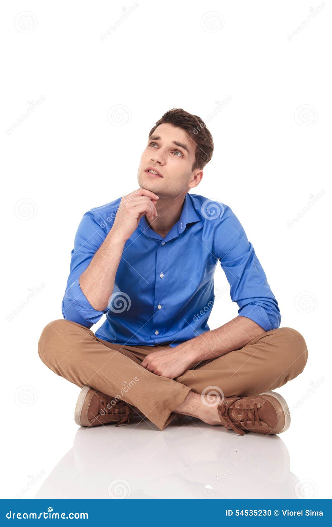 полу сложив. упражнение для растяжки ног бабочка. человек сдидит скрестивногт. мужчина сидит скрестив ноги. человек с поджатыми ногами.