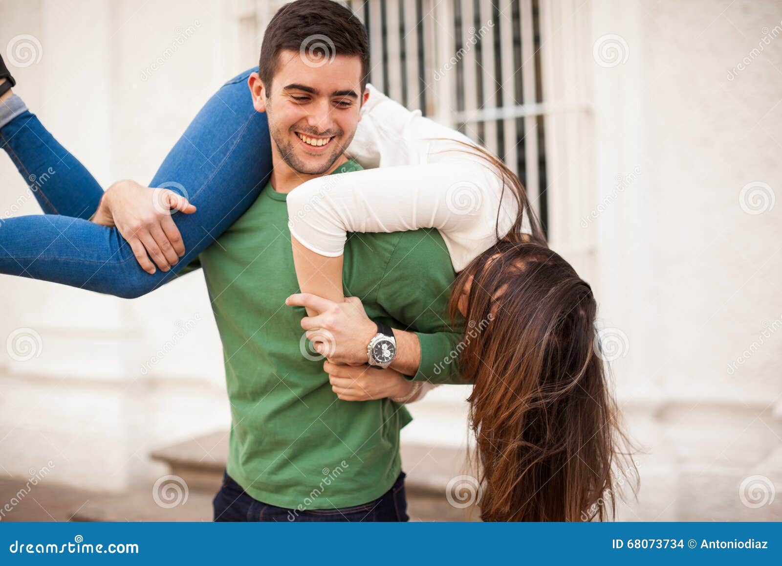 Деда носят на руках. Ношу подругу на руках. Носить на руках. Ношу подругу на руках. Ношу подругу на руках.