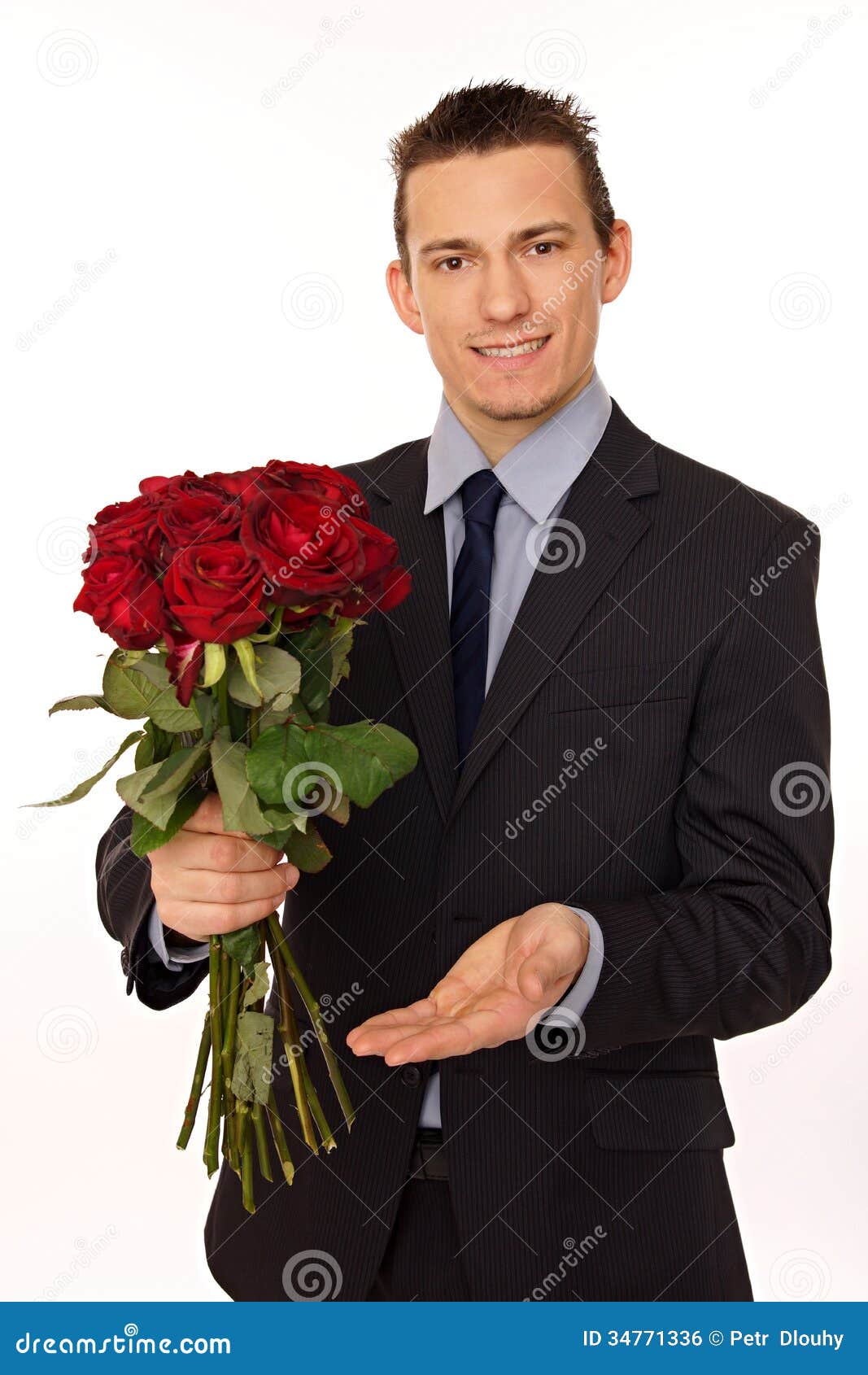 Человек стоит с цветами. Мужчина с цветами в руках. Мужчина с букетом роз. Букет для мужчины. Букет цветов для мужчины.