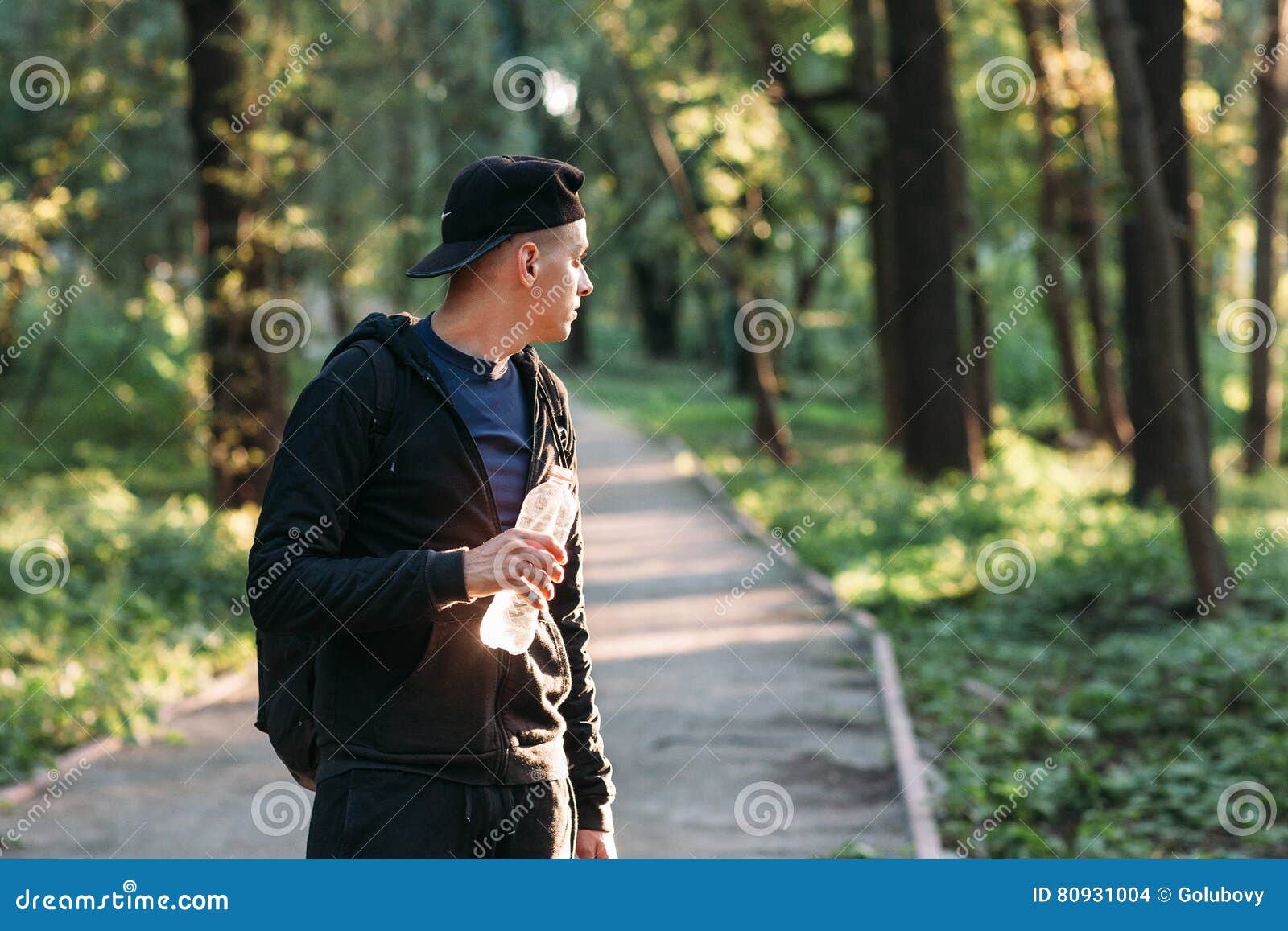 Спина человека. Человек идет и оглядывается. Девушка убегает. Фотосессия в старом городе. Парень оглядывается назад.