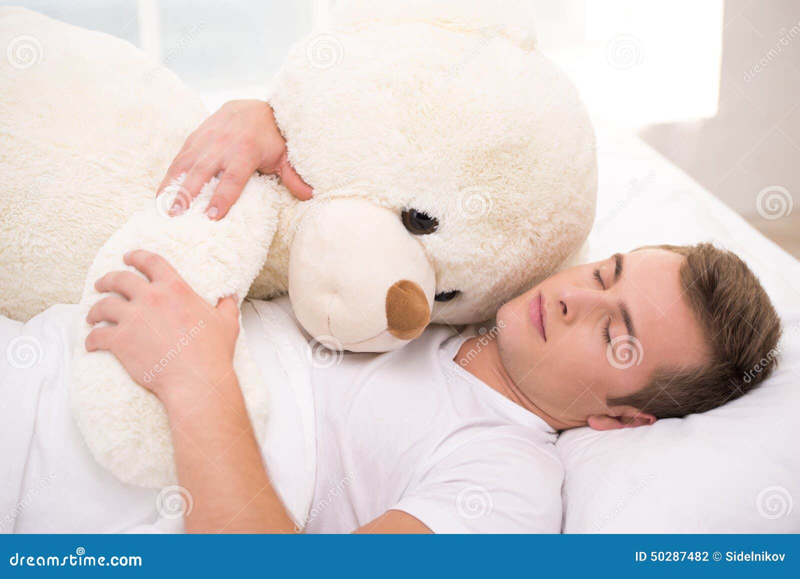 медведь спит на кровати