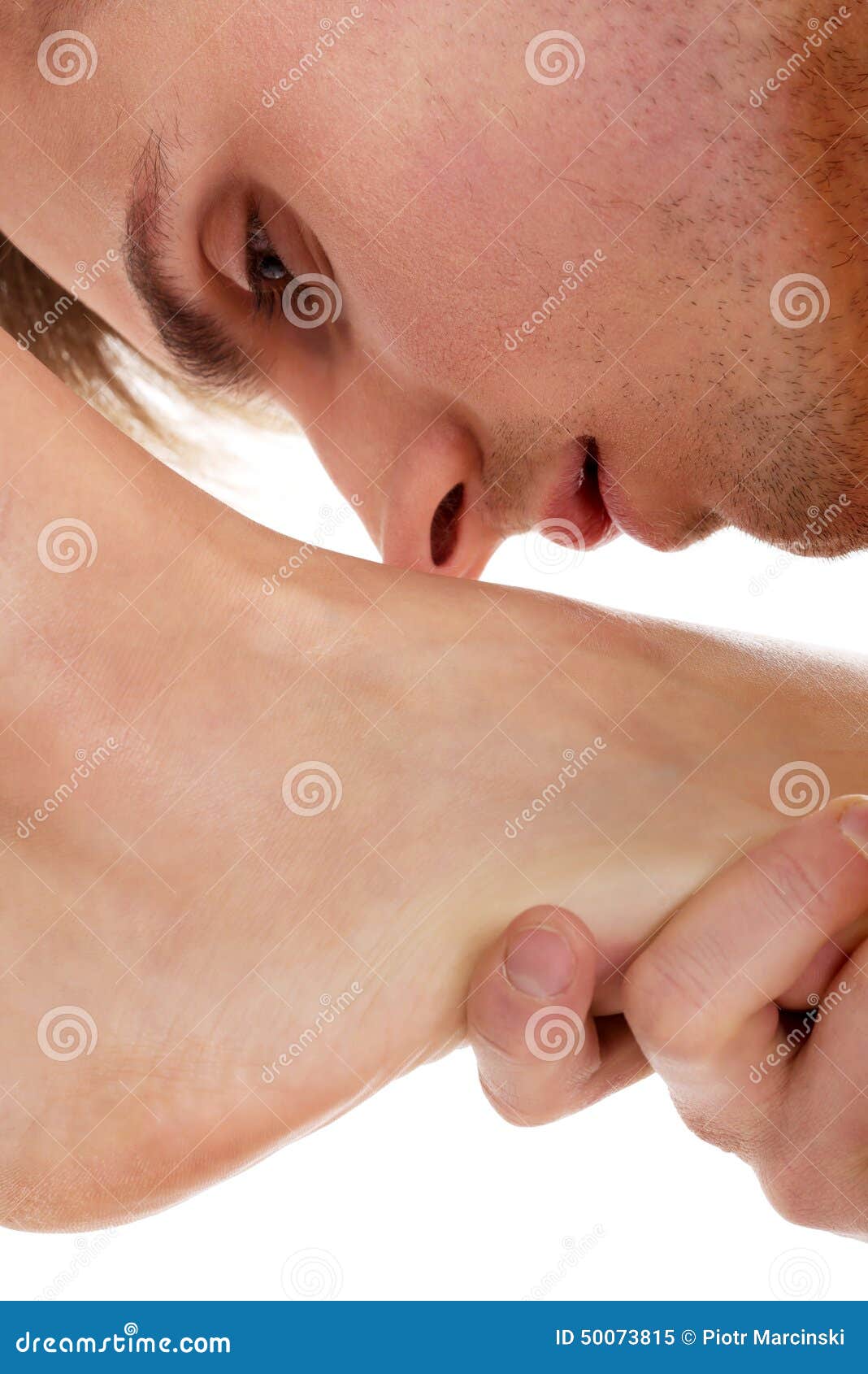 Мужчина целует ножки. Целует ноги. Целует стопы. Поцелуй женских ног. Мужчина целует ноги.