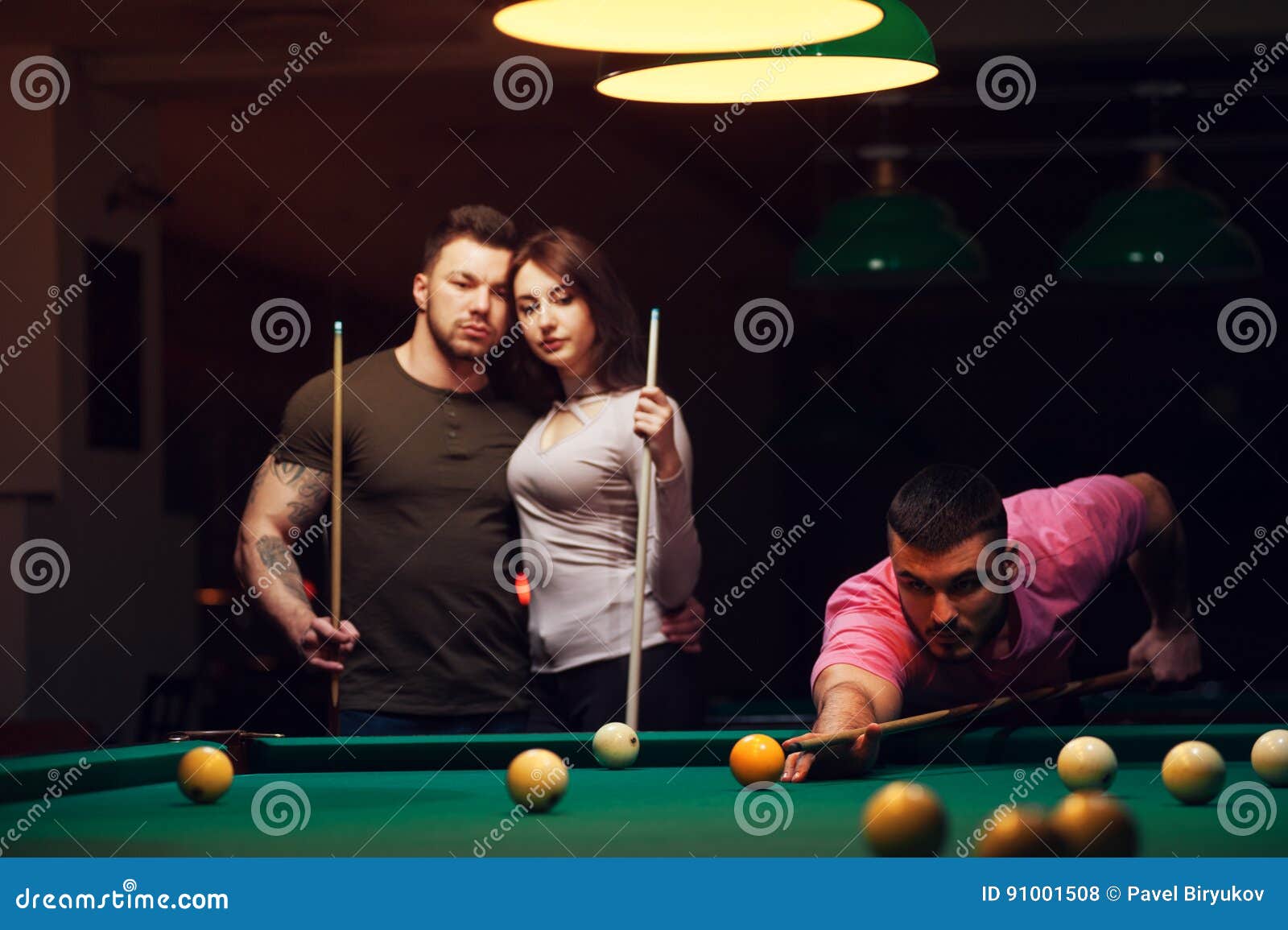 Бильярд мужчина. Бильярд на желание 18. Бильярд прикол. Девочки в бильярде. Фотосессия в бильярде.