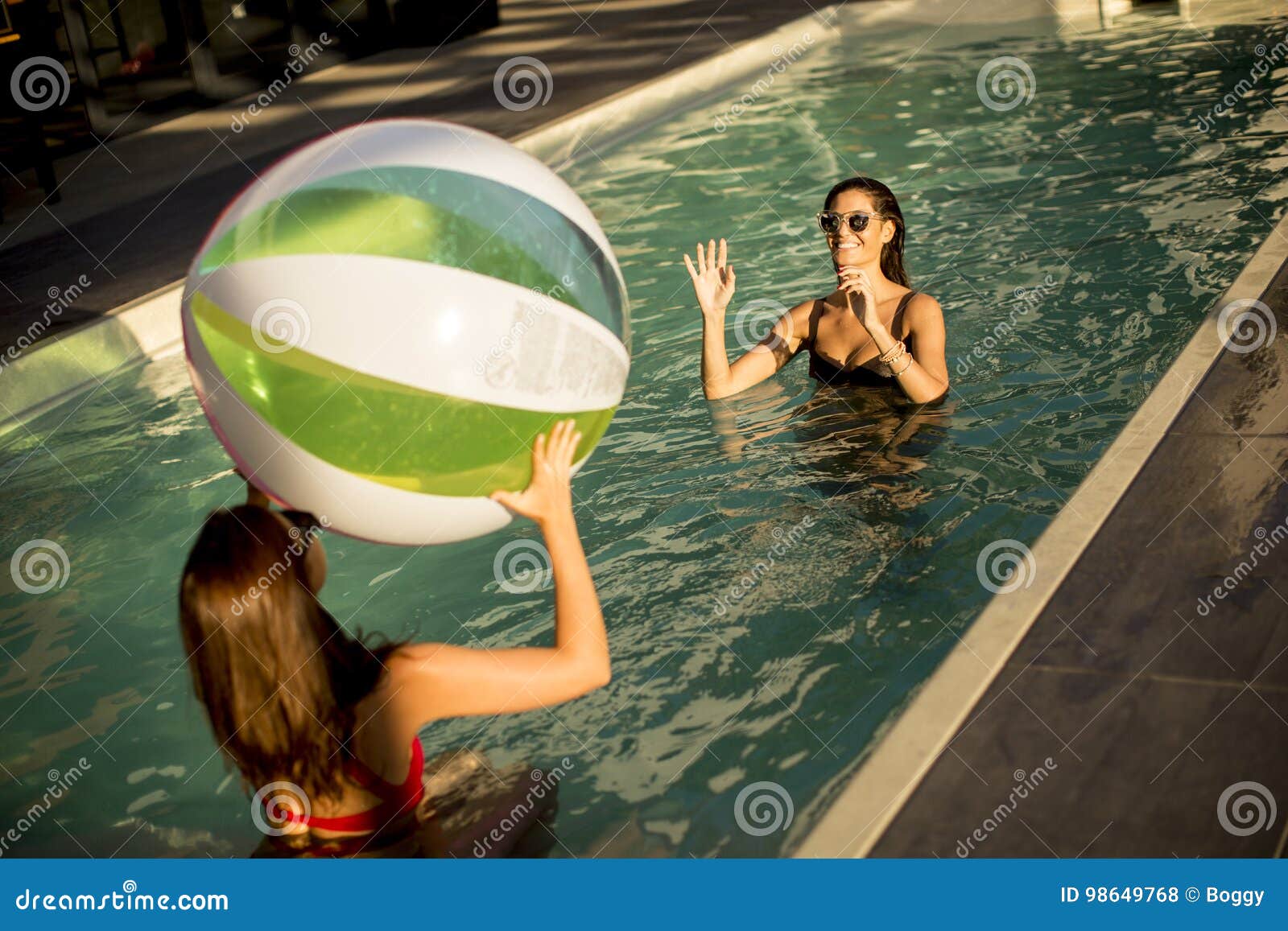 Игра с мячом в бассейне 9. Девушка в бассейне с мячом. Девочки в бассейне с мячом. Фотосессия в бассейне с шариками девушки. Мяч для бассейна.