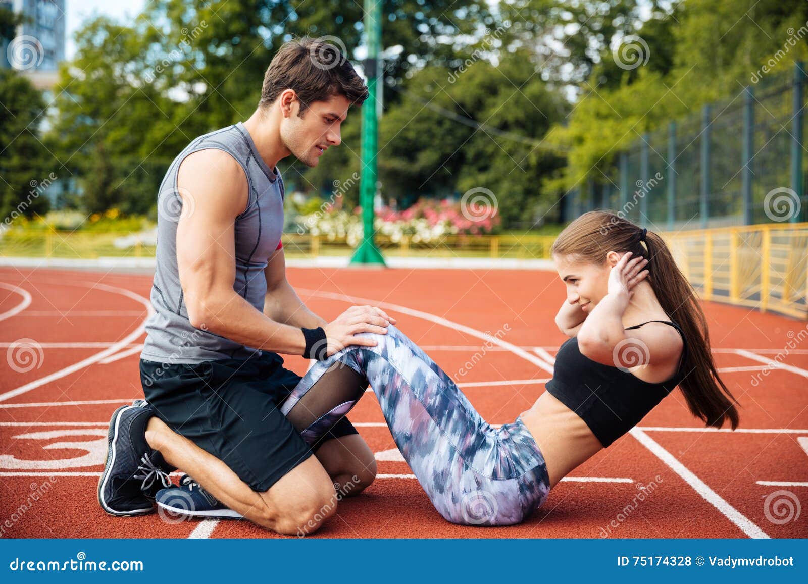 Белла иог. Заниматься спортом. Спортивные люди. Do play go с видами спорта. Фотосессия на стадионе пара.