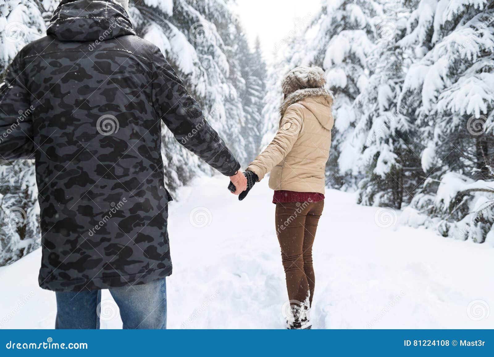 где зимой держать. пары со спины зимой. рука в руке зимой. надувная лодка в зиму. где зимой держать.