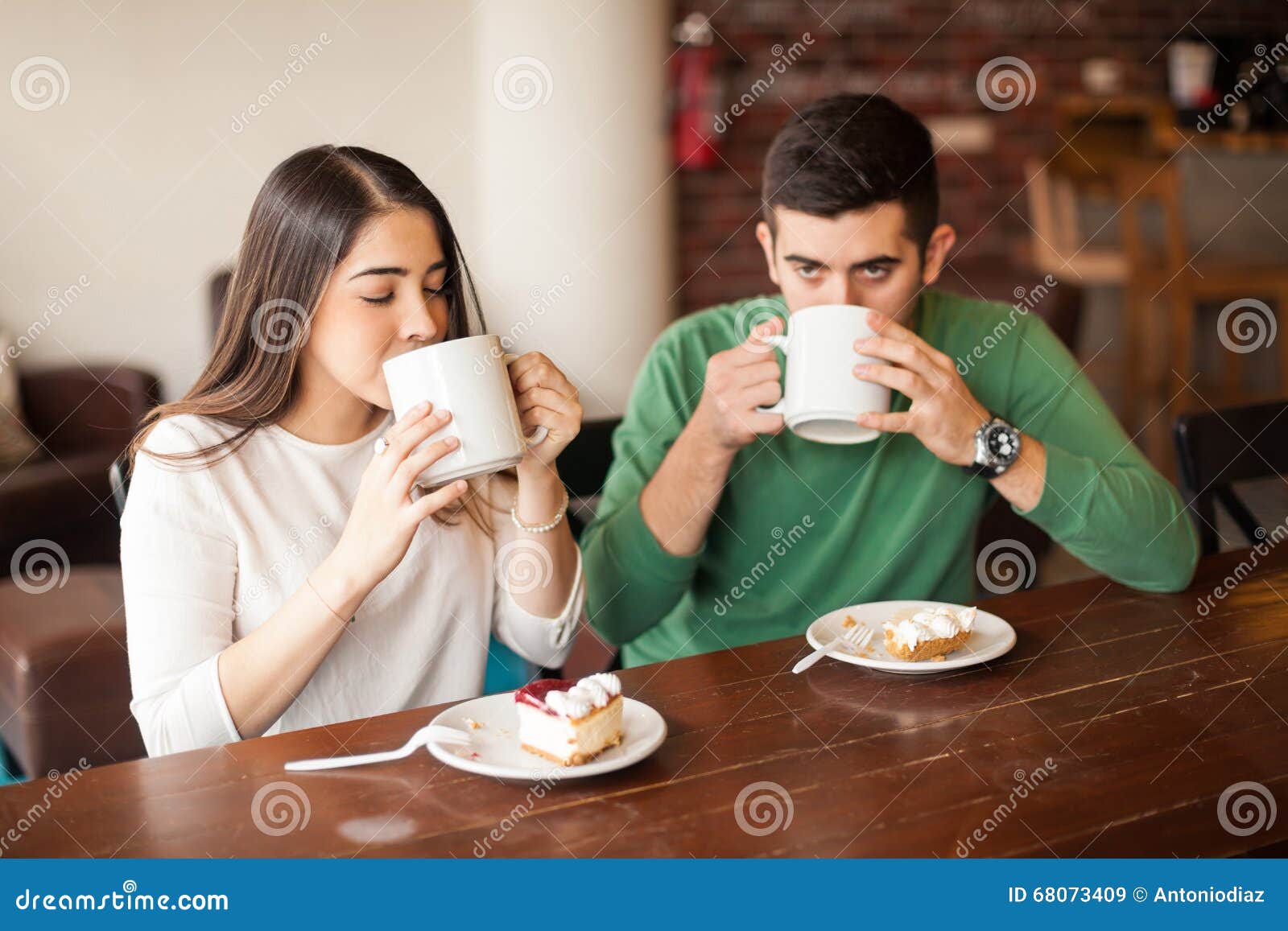 Двое пьют кофе. Кофе на природе. Люди в кофейне. Кофе в руках. Арабские кофейные чашки.