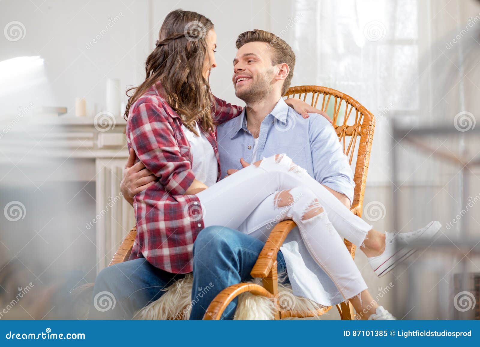 Пара фотосессия сидя. Сидит на диване. Пара сидит на лавочке. Пара на скамейке в парке. Спина к спине.