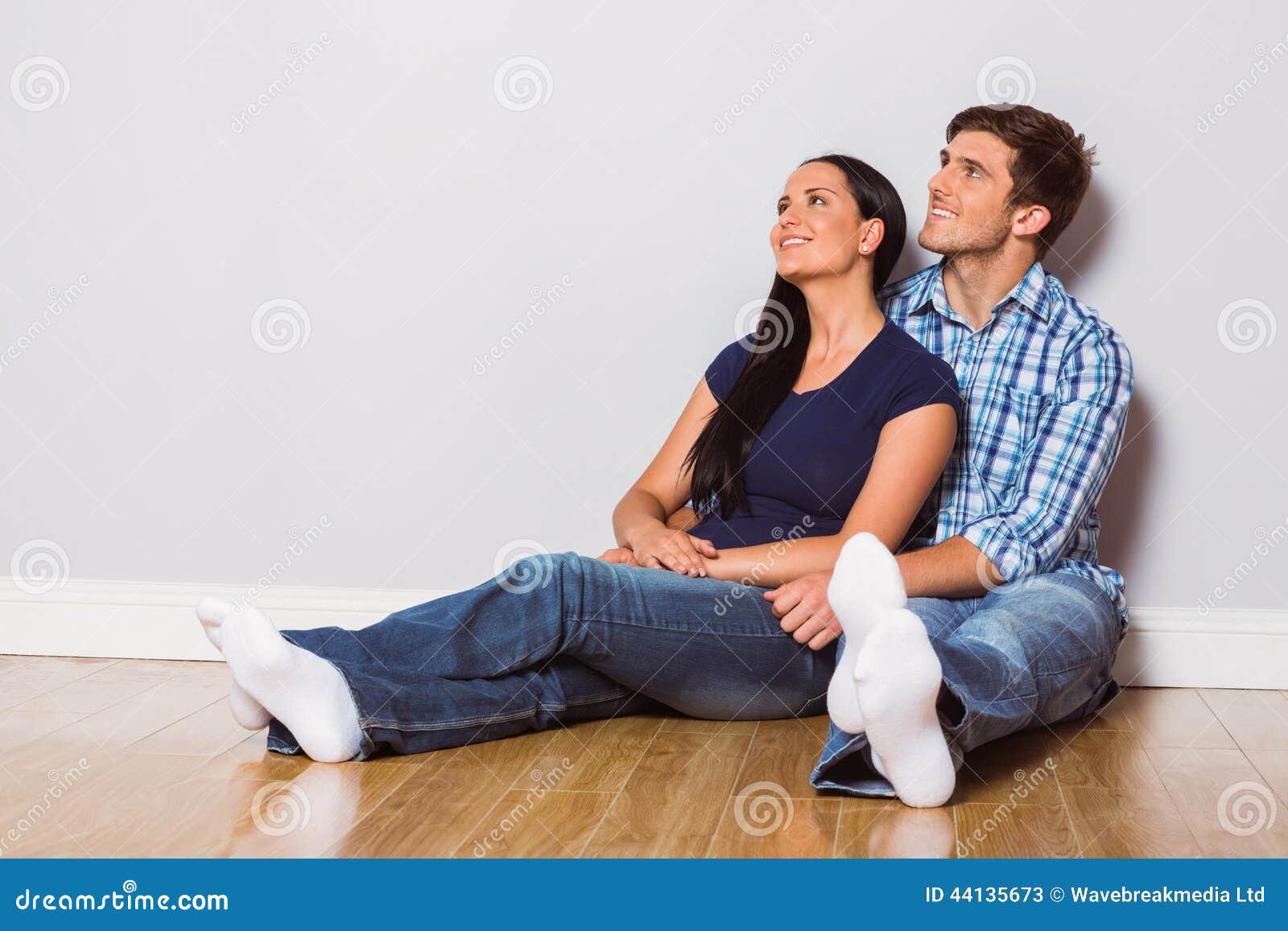 пара сидит на полу