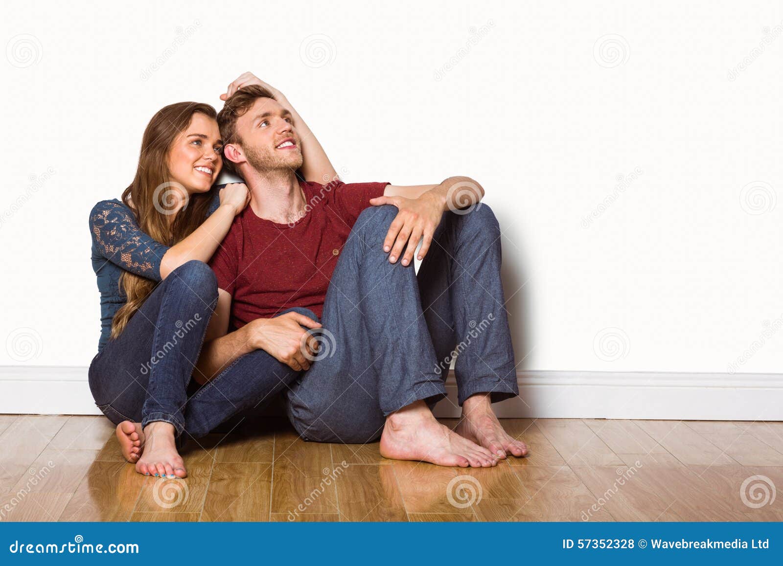 пара сидит на полу. пара сидит на полу спиной. пара сидит на полу. пара сидит. влюбленная пара на полу.