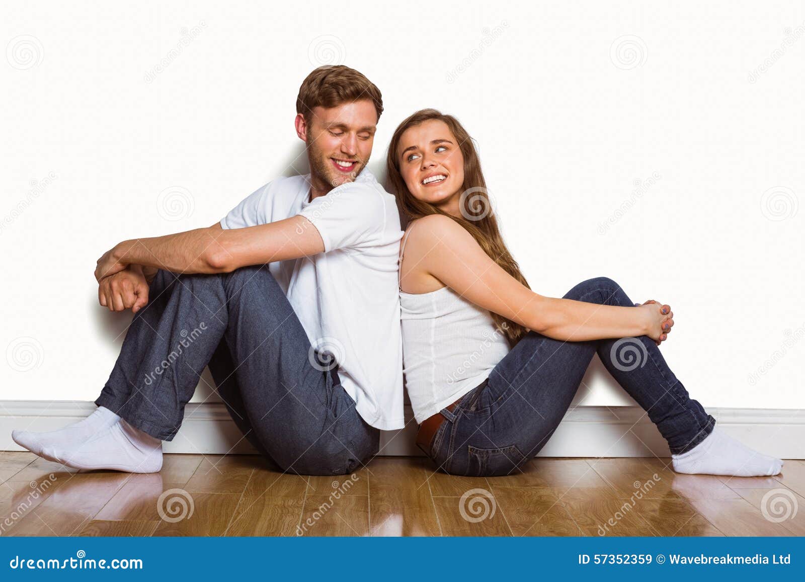 пара сидит на полу. счастливая пара сидит на полу. люди сидят вместе на полу. два человека сидят на полу. сидят вместе на полу.