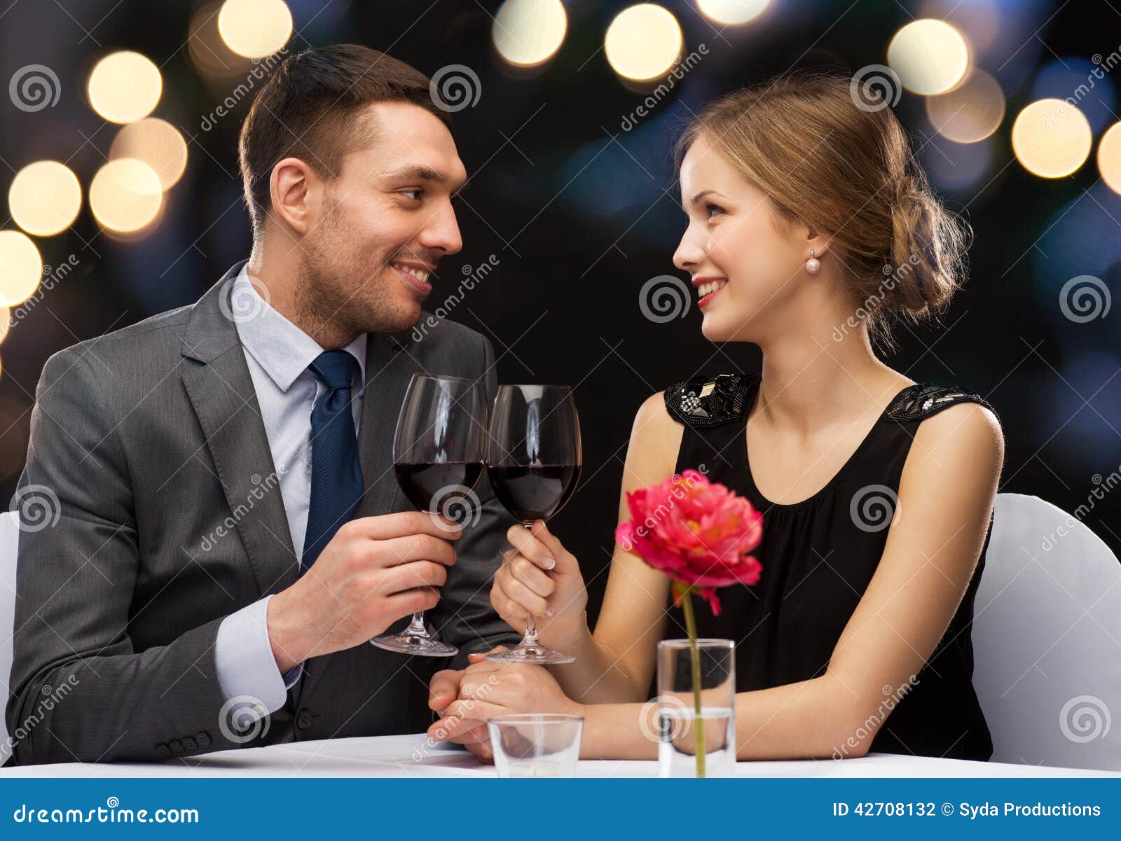 Пара бокалов вина. Пара с бокалами вина. Пара в ресторане. Мужчина и женщина с бокалами. Пара пьет вино в ресторане.