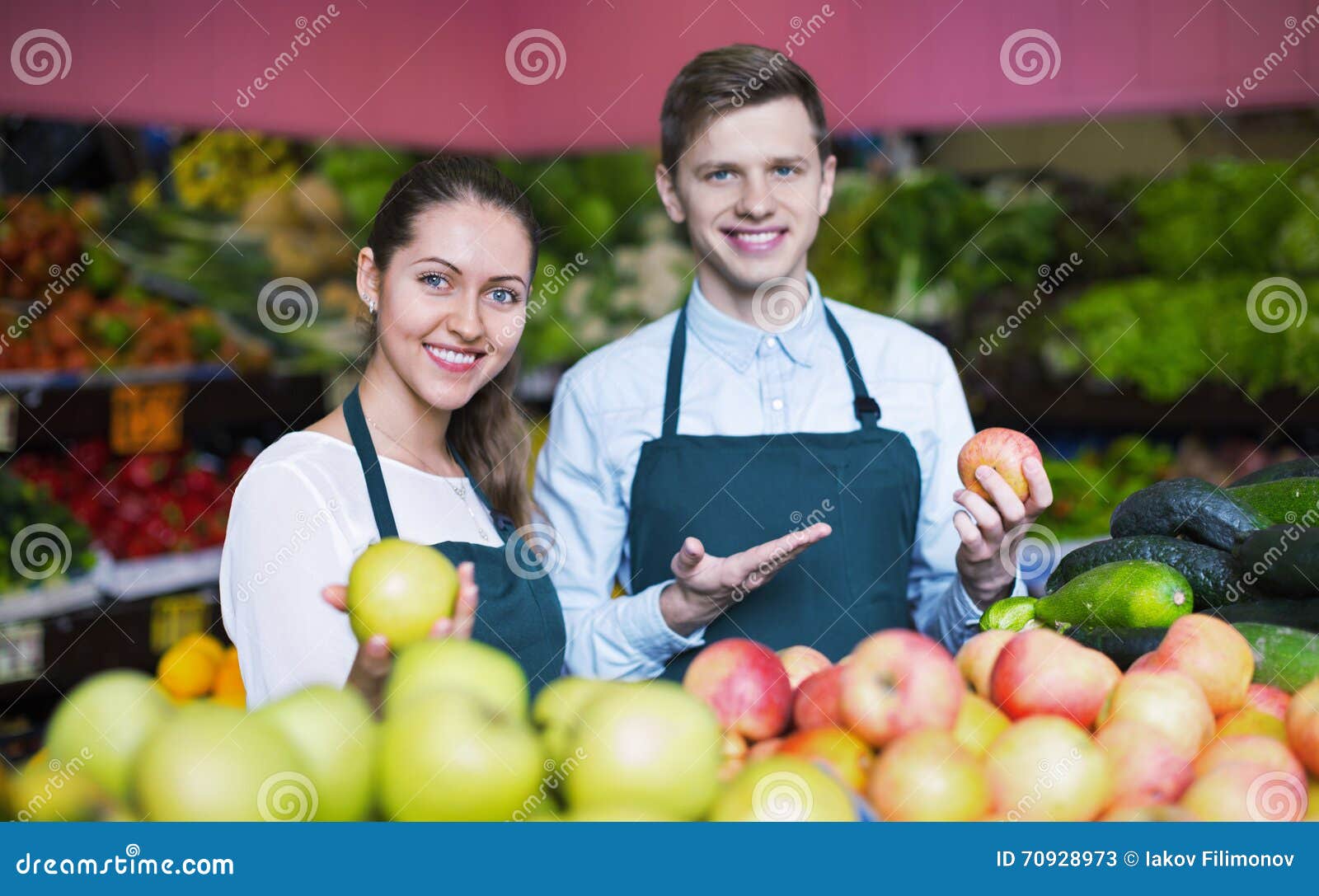 продавец яблок. продавец фруктов на рынке. продавец яблок. зачарованная продавец яблок. рынок в ургуте узбекистан.