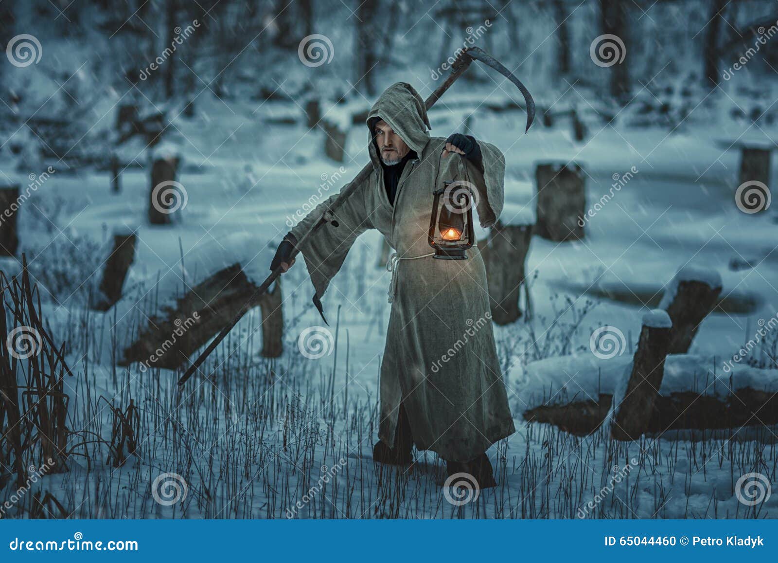 Мрачный жнец с косой на поле Стоковое Фото - изображение насчитывающей  мертво, ужаснуто: 65044460