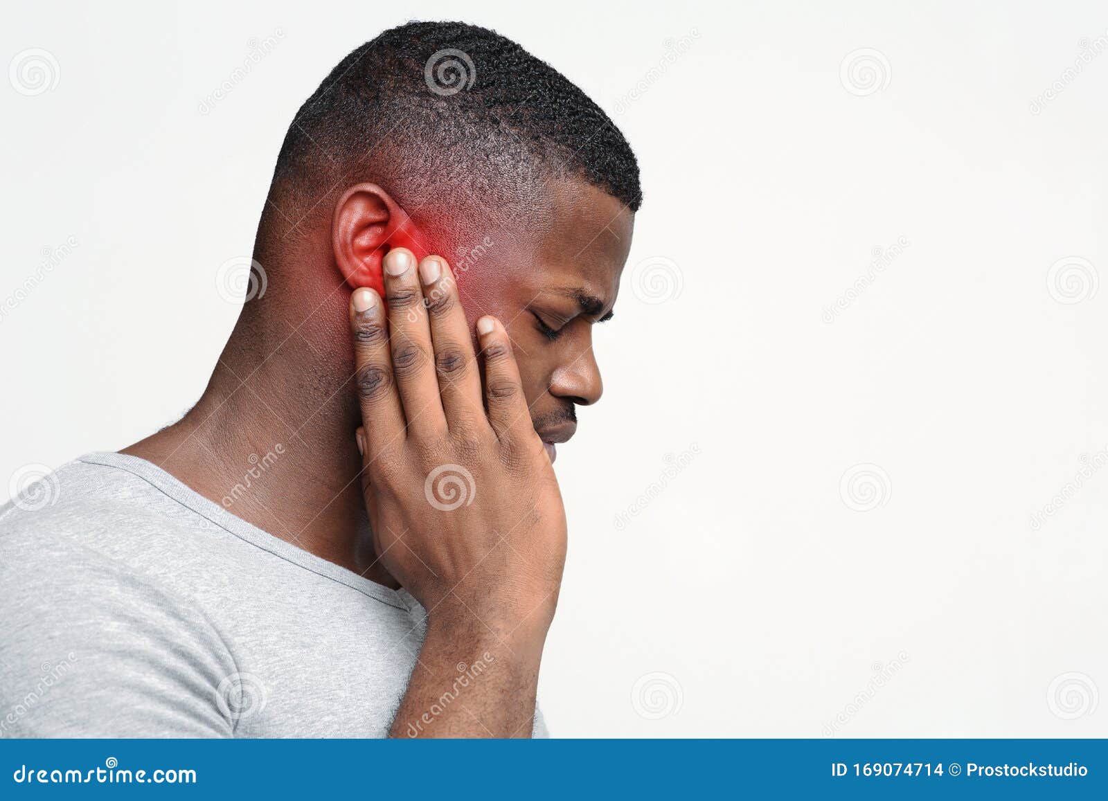 Мужик, чтобы боль уха, касающиеся его болезненной голову Стоковое Фото -  изображение насчитывающей пациент, пульсировать: 169074714