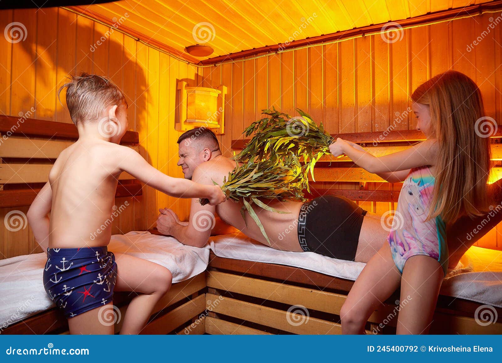 мама с детьми в бане 