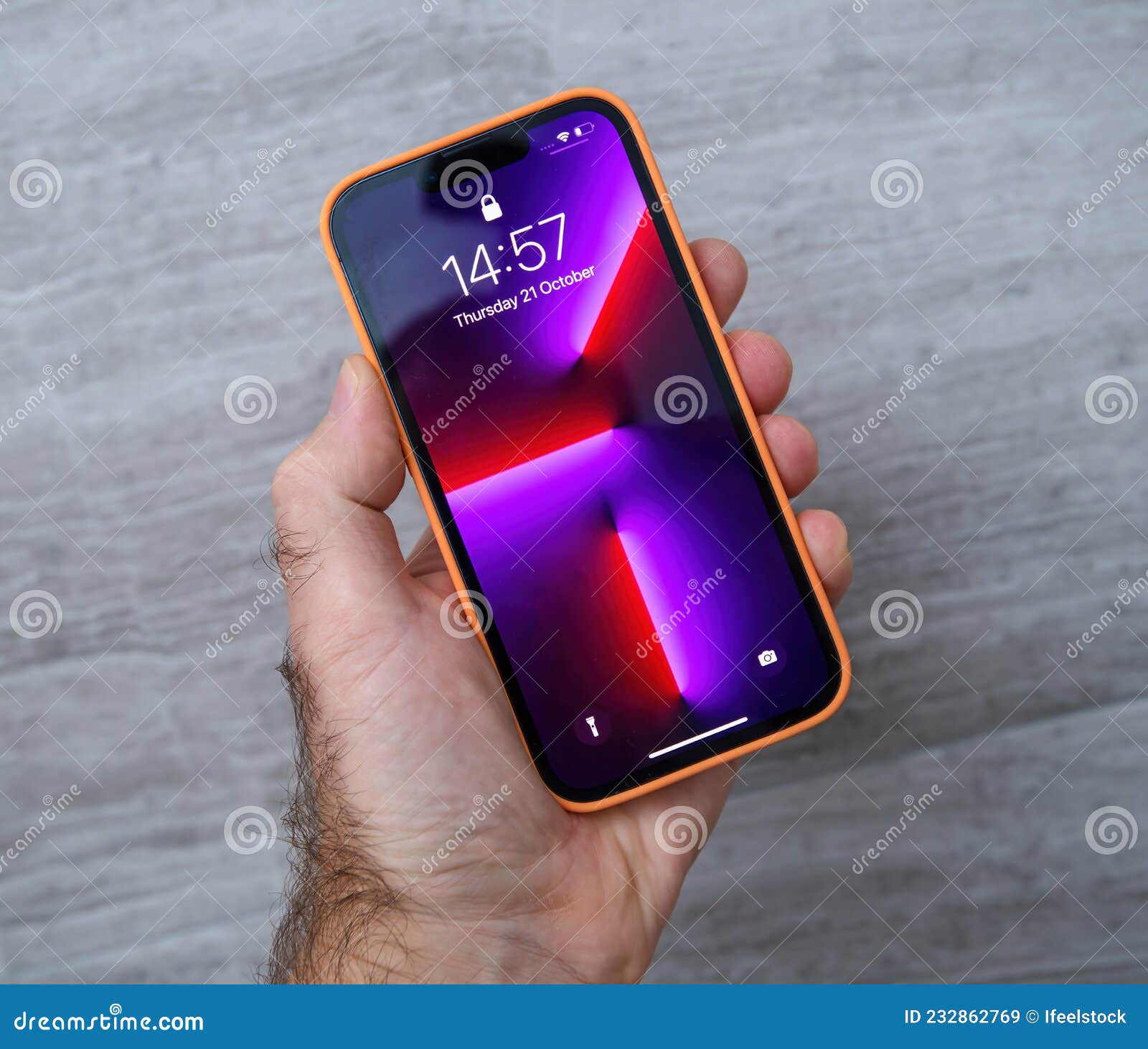 мужская рука держала новейшие яблочные компьютеры Iphone 13 Pro на каменном  фоне Редакционное Стоковое Изображение - изображение насчитывающей  приложение, сообщение: 232862769